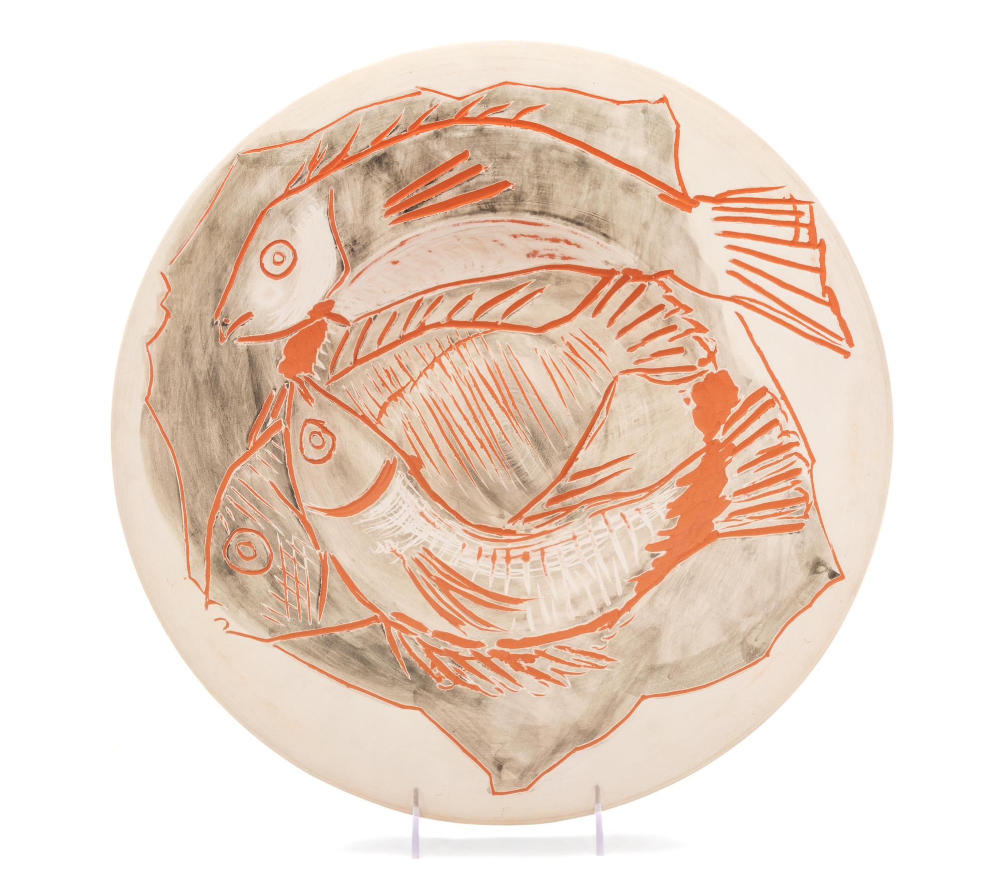 Trois poissons sur fond gris