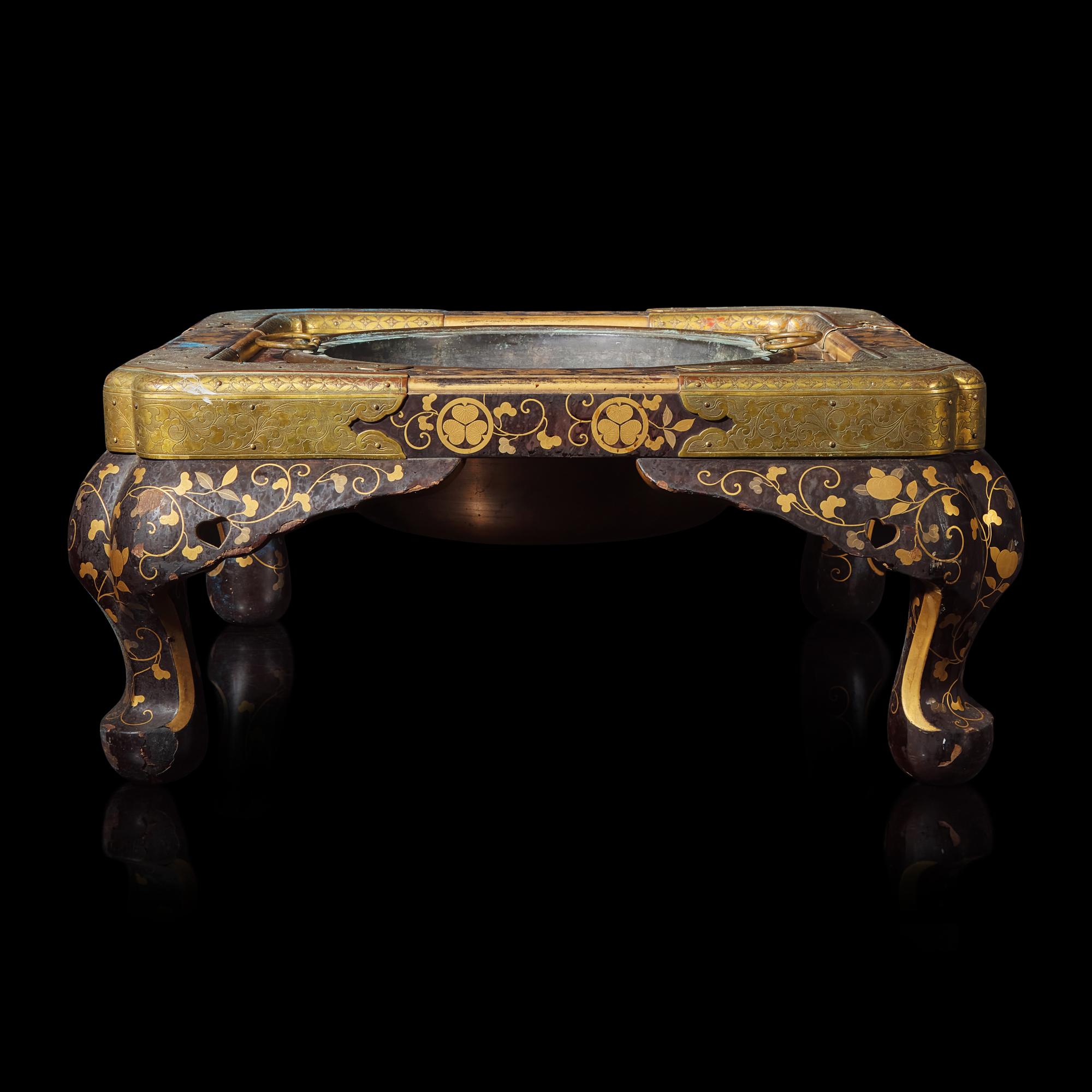 A Japanese Lacquer Hibachi and Metal Liner, with Tokugawa Mon, Edo-Early Meiji Period 日本江戶-明治早期 漆繪火盆一組