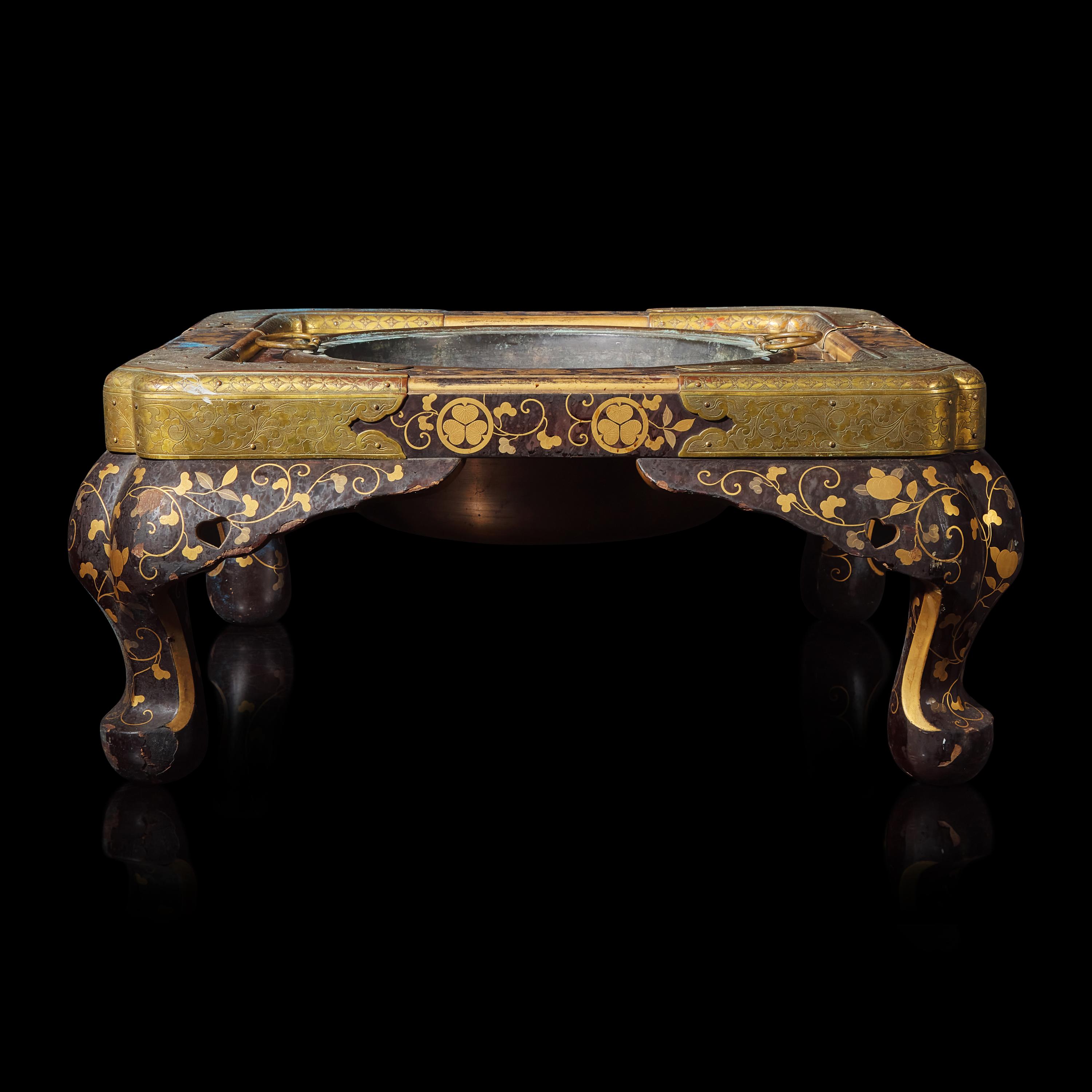 A Japanese Lacquer Hibachi and Metal Liner, with Tokugawa Mon, Edo-Early Meiji Period 日本江戶-明治早期 漆繪火盆一組