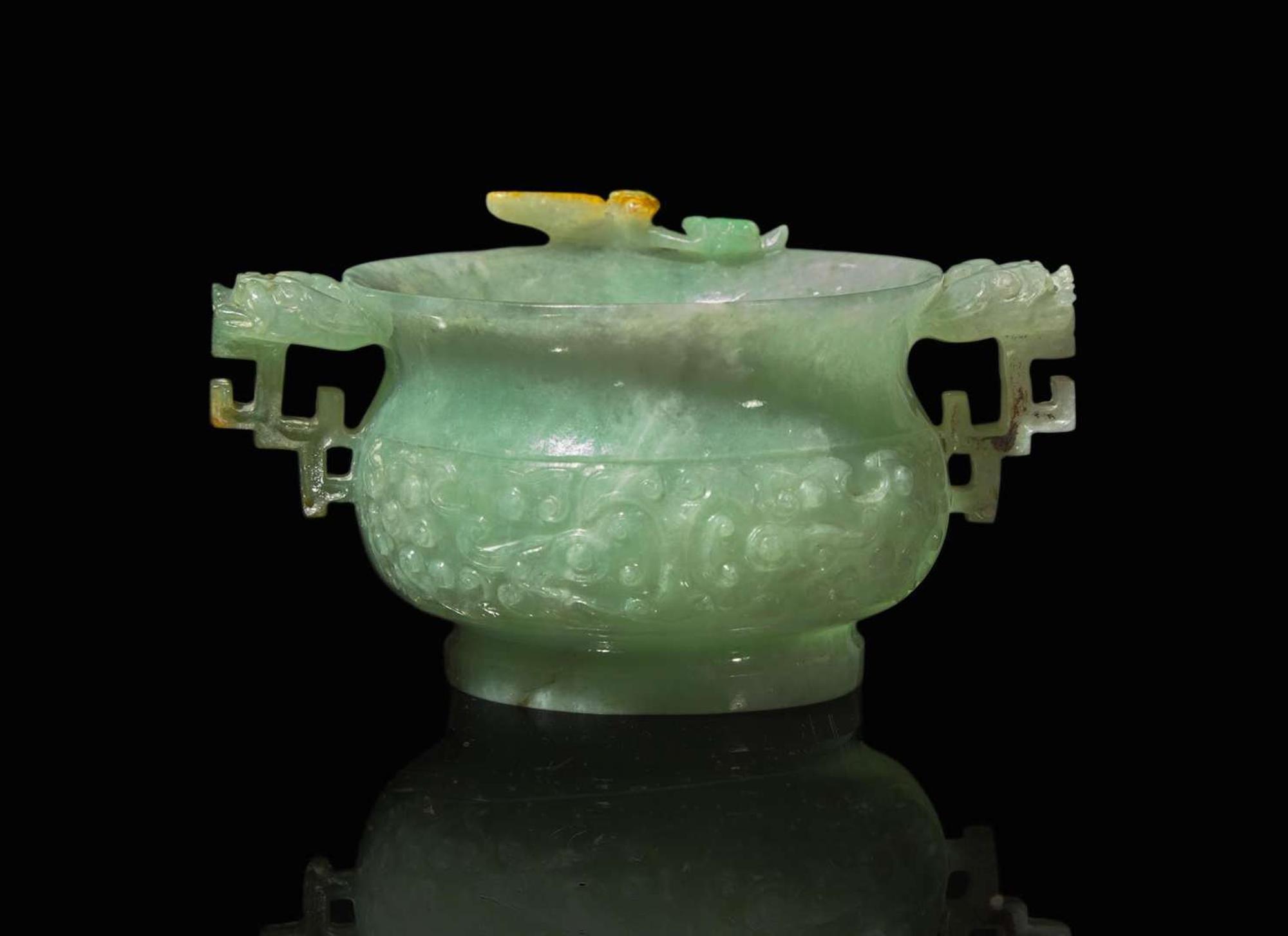 A Chinese carved jadeite archaistic censer 翡翠香爐
