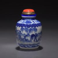 A Chinese Blue and White "Eight Horses of Mu Wang" Snuff Jarlet, Qing Dynasty, 19th/20th Century — 晚清民國 青花穆王八駿圖鼻煙罐