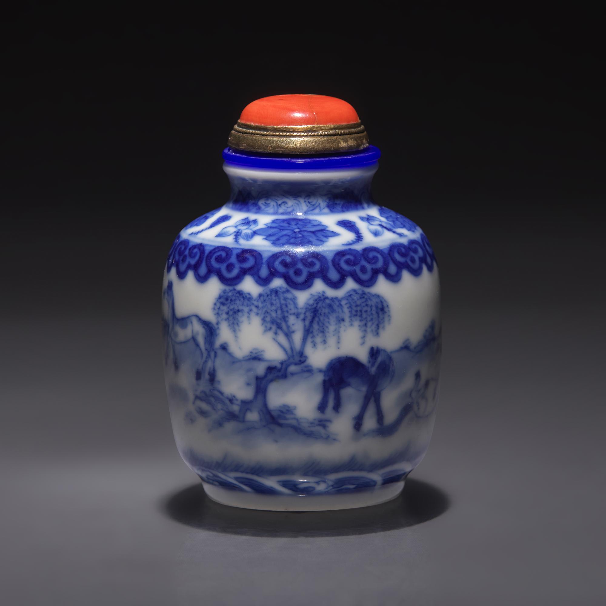 A Chinese Blue and White "Eight Horses of Mu Wang" Snuff Jarlet, Qing Dynasty, 19th/20th Century — 晚清民國 青花穆王八駿圖鼻煙罐