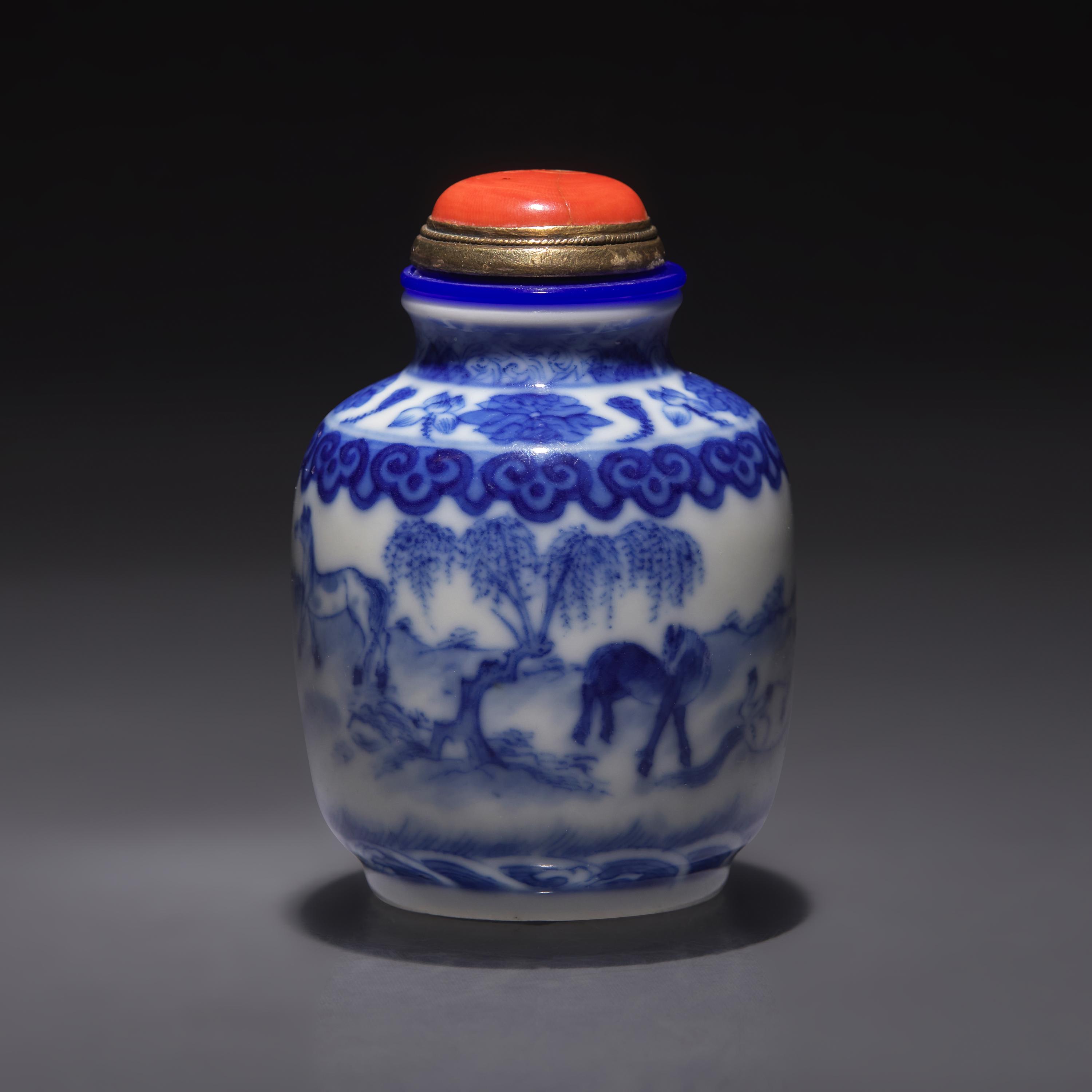 A Chinese Blue and White "Eight Horses of Mu Wang" Snuff Jarlet, Qing Dynasty, 19th/20th Century — 晚清民國 青花穆王八駿圖鼻煙罐