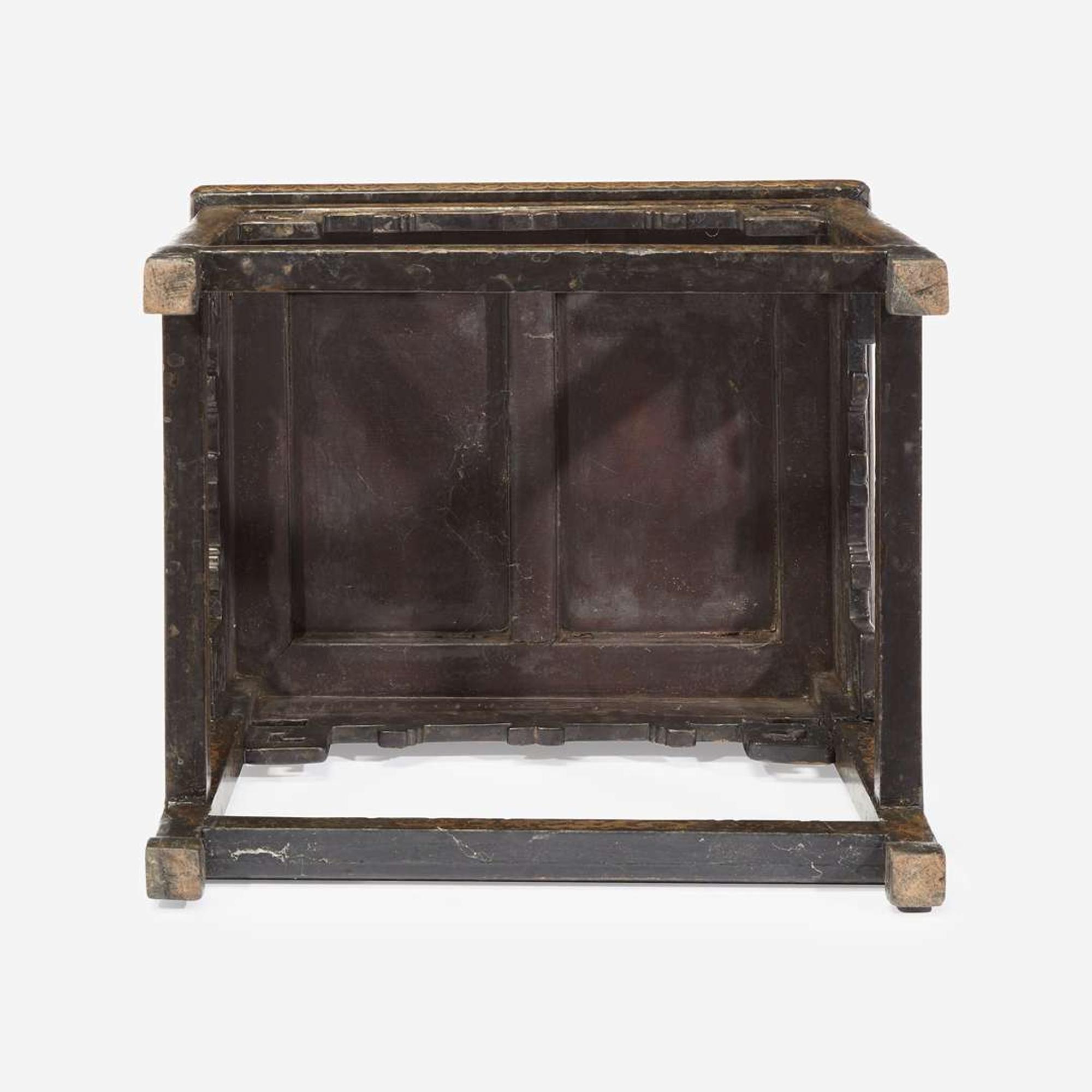 A Chinese lacquer stool 漆金炕桌 18th/early 19th Century ???????????