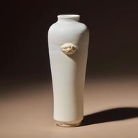 A Chinese Blanc-de-Chine Porcelain Sleeve Vase, 17th-18th Century — 清早期 德化白瓷雙輔首耳弦紋筒瓶