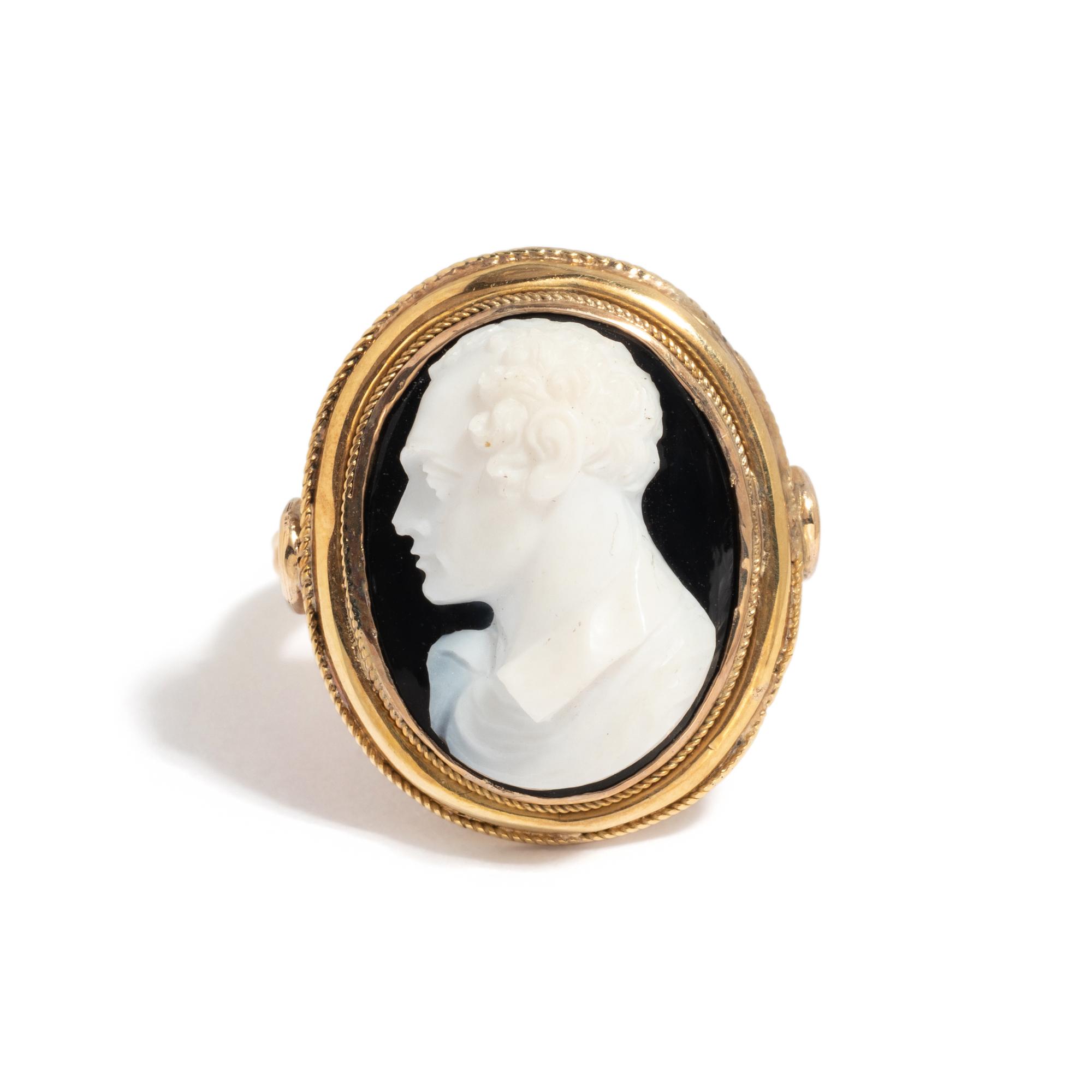 ANTIQUE, YELLOW GOLD AND AGATE CAMEO RING