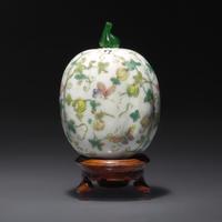 A Chinese Molded and Enameled Porcelain "Melon" Snuff Bottle, Qing Dynasty, 19th century — 清晚期 粉彩瓜瓞綿綿鼻煙壺