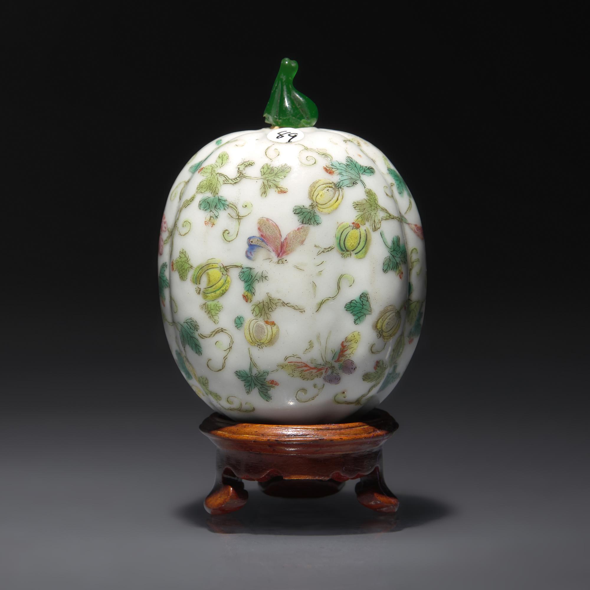 A Chinese Molded and Enameled Porcelain "Melon" Snuff Bottle, Qing Dynasty, 19th century — 清晚期 粉彩瓜瓞綿綿鼻煙壺