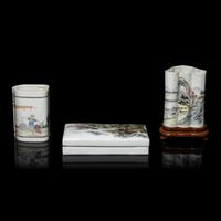 Three Chinese Famille Rose Porcelain Scholar's Objects, 20th Century — 近代 粉彩山水人物圖筆筒二及帶蓋硯台一