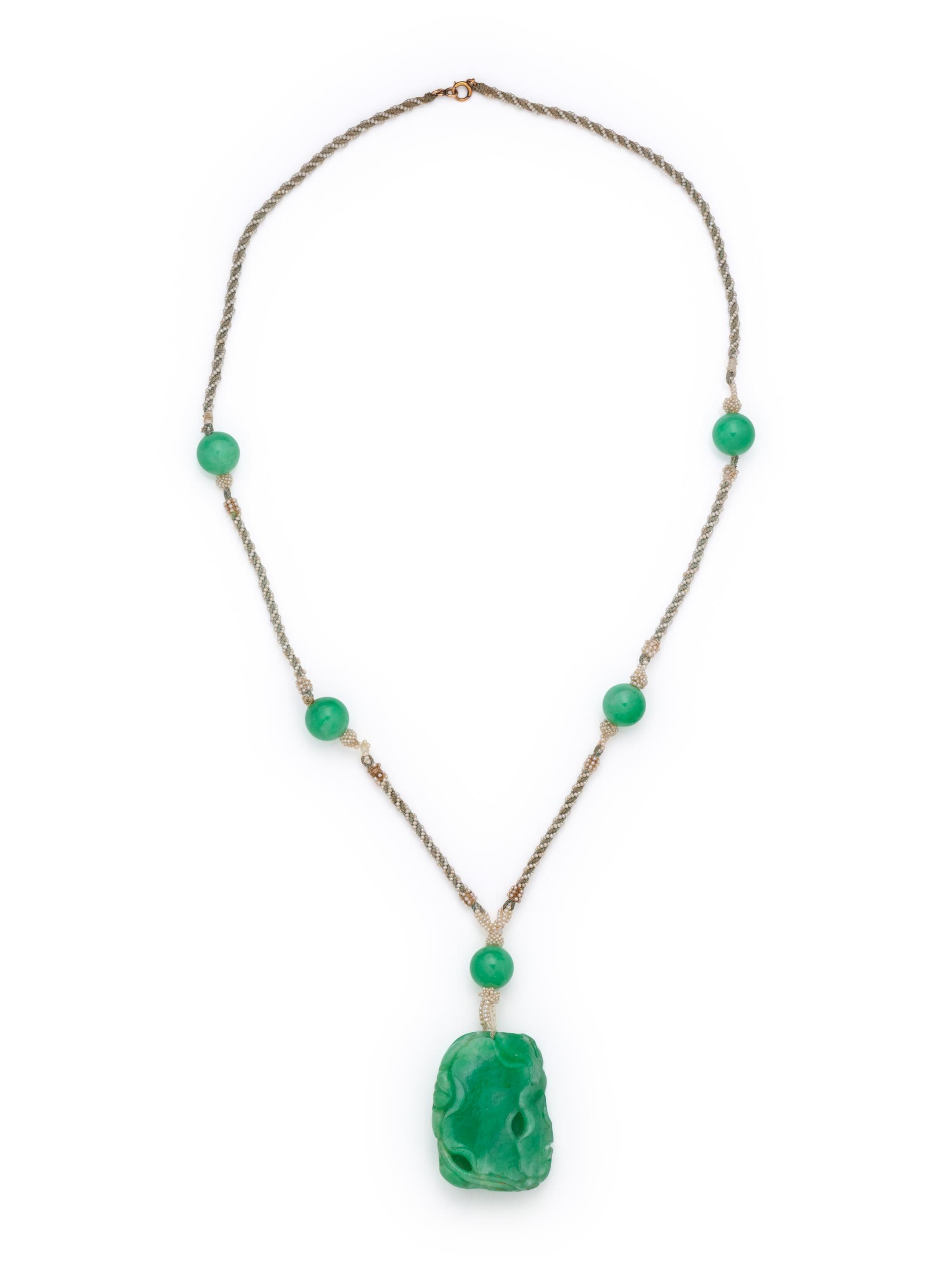 19TH CENTURY, CARVED JADE AND SEED PEARL NECKLACE