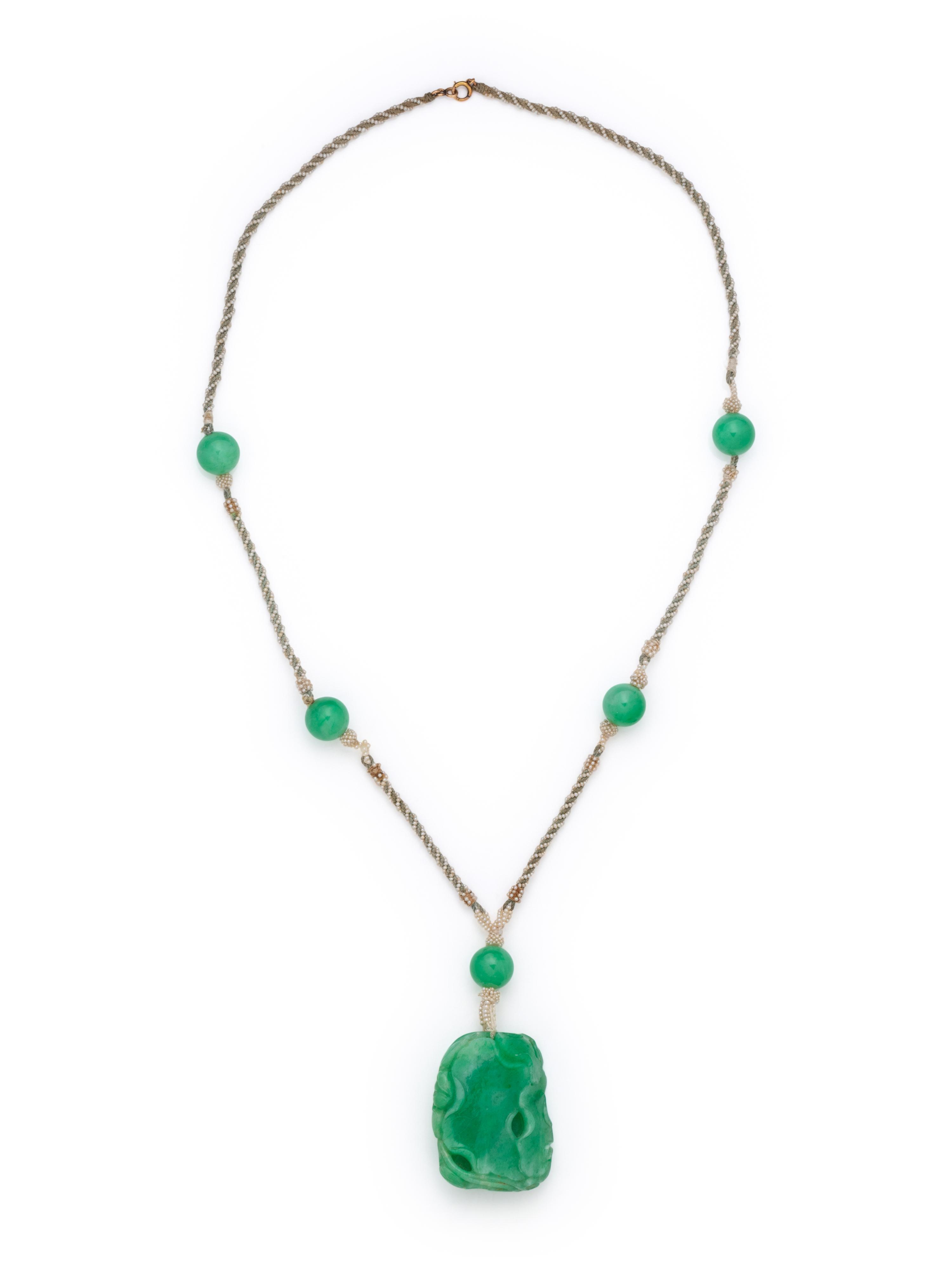 19TH CENTURY, CARVED JADE AND SEED PEARL NECKLACE