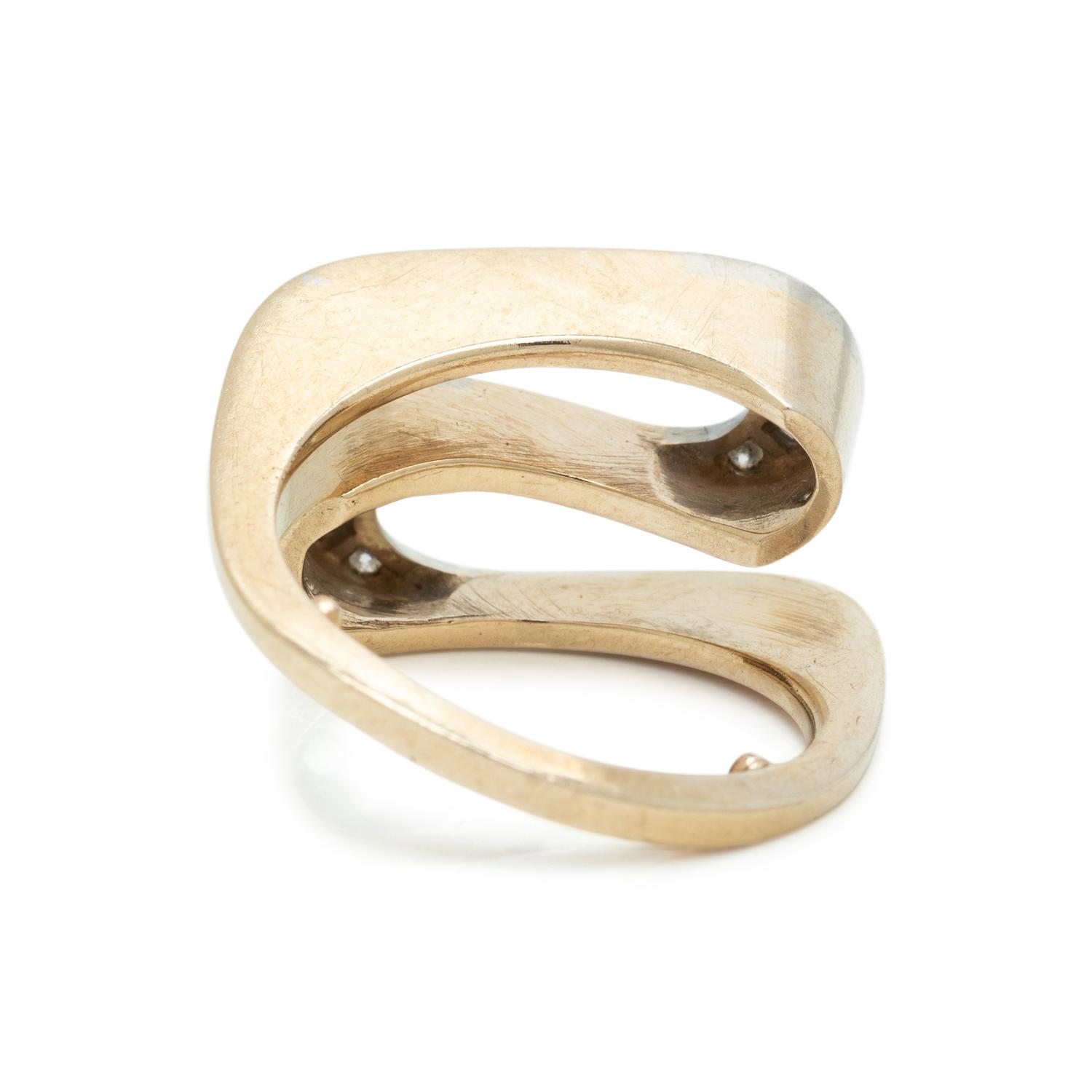 YELLOW GOLD AND DIAMOND RING