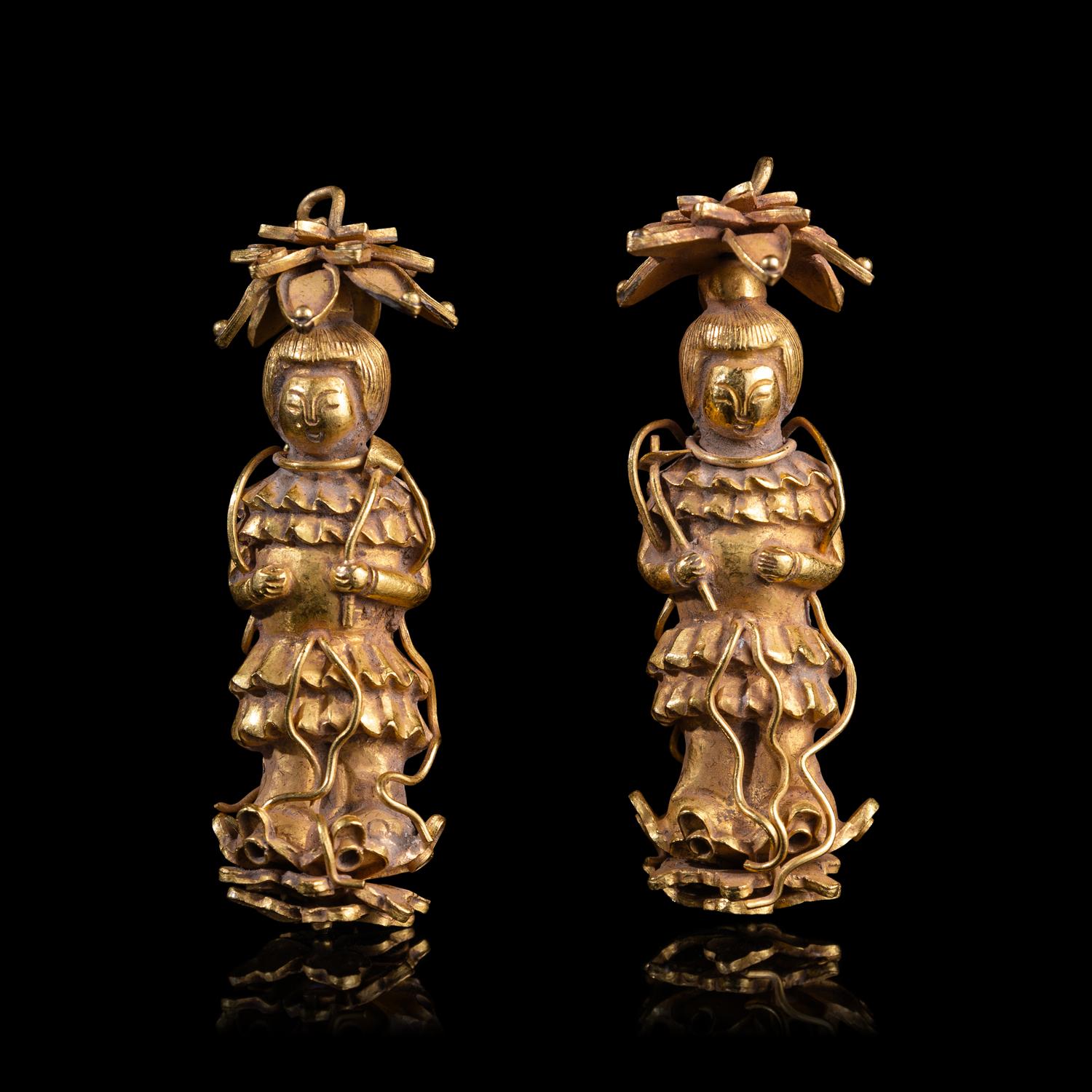 A Pair of Chinese Gold 'Lady Mao' Immortal Earring Pendants, Erzhui, Ming Dynasty 明 金毛女耳墜一對
