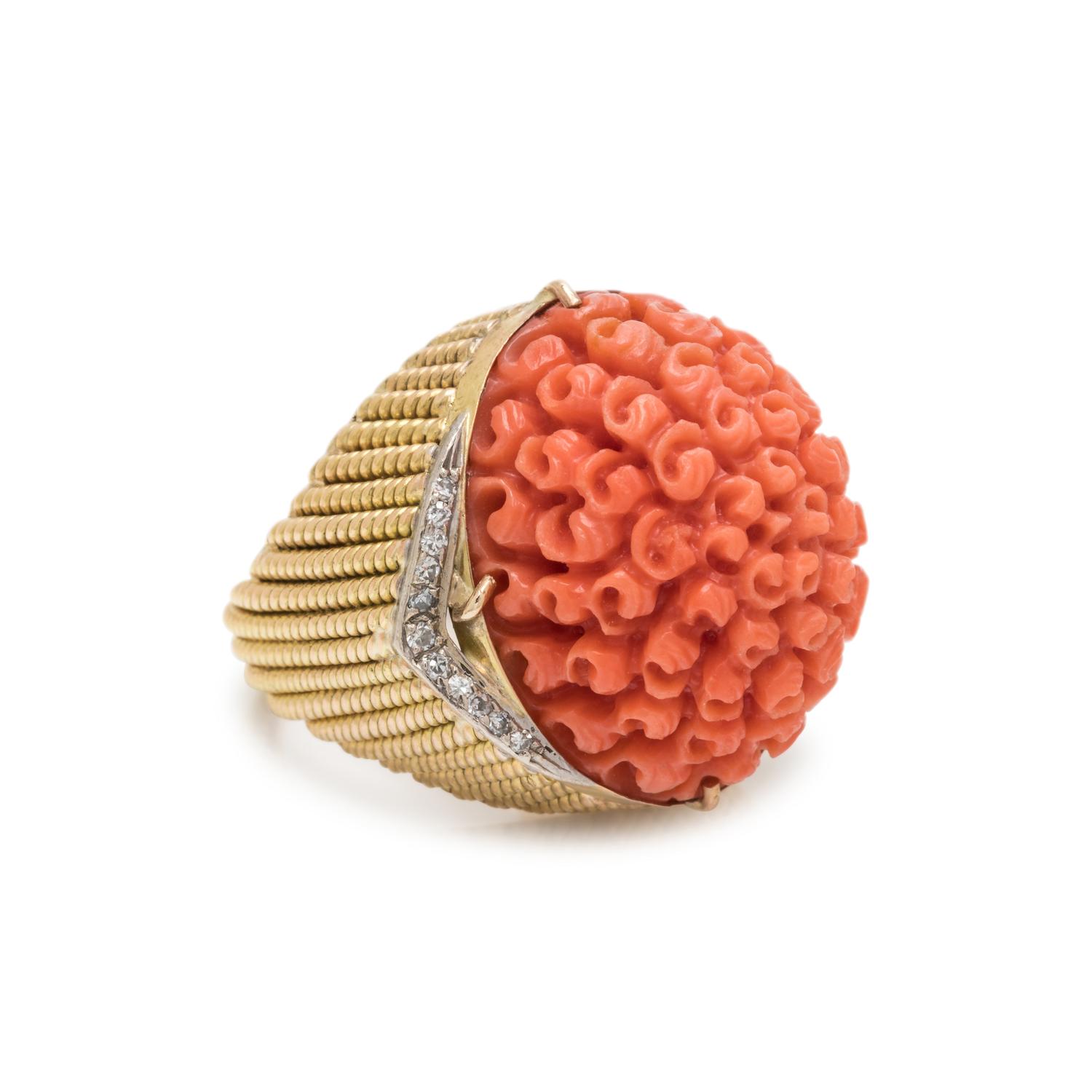 YELLOW GOLD, CORAL AND DIAMOND RING