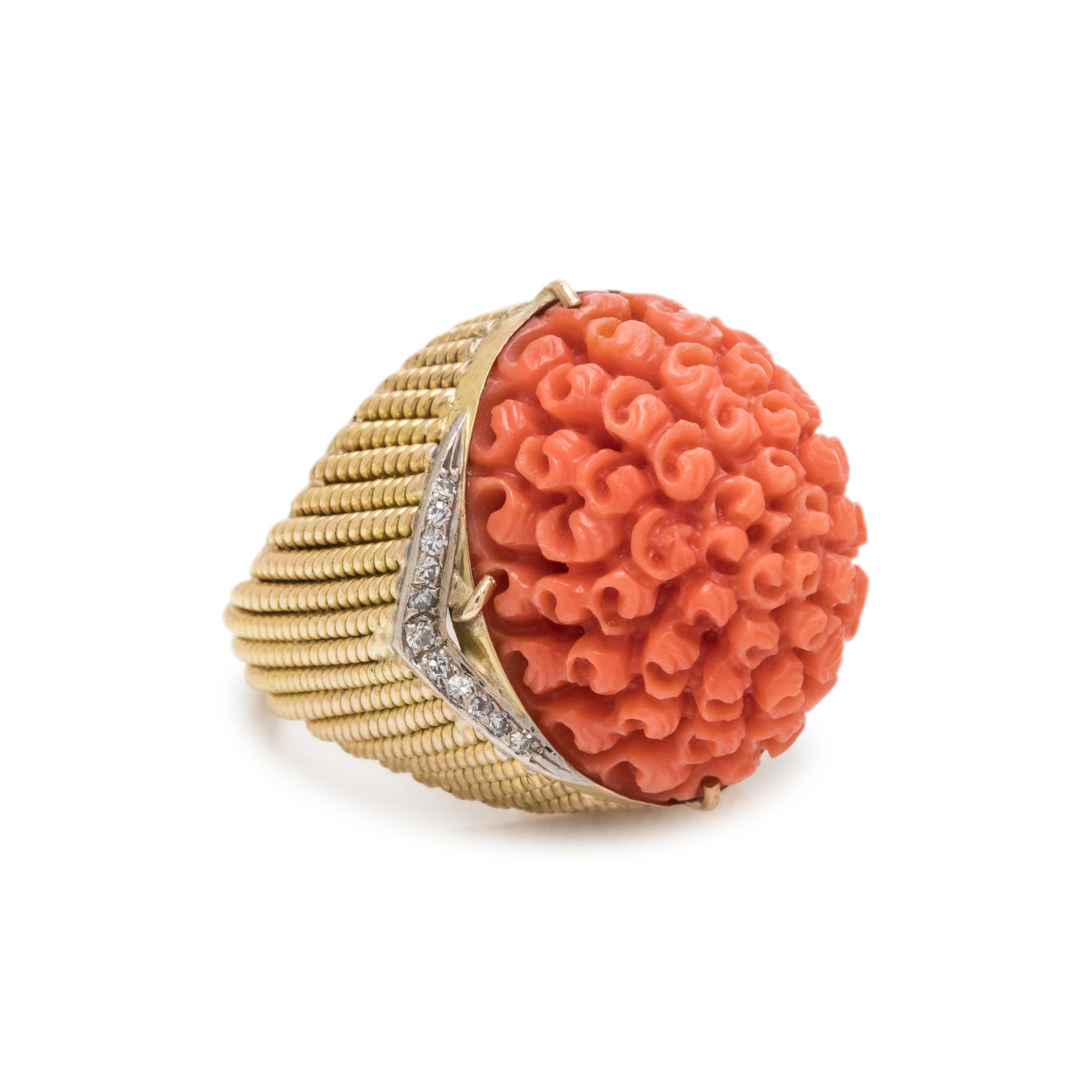 YELLOW GOLD, CORAL AND DIAMOND RING