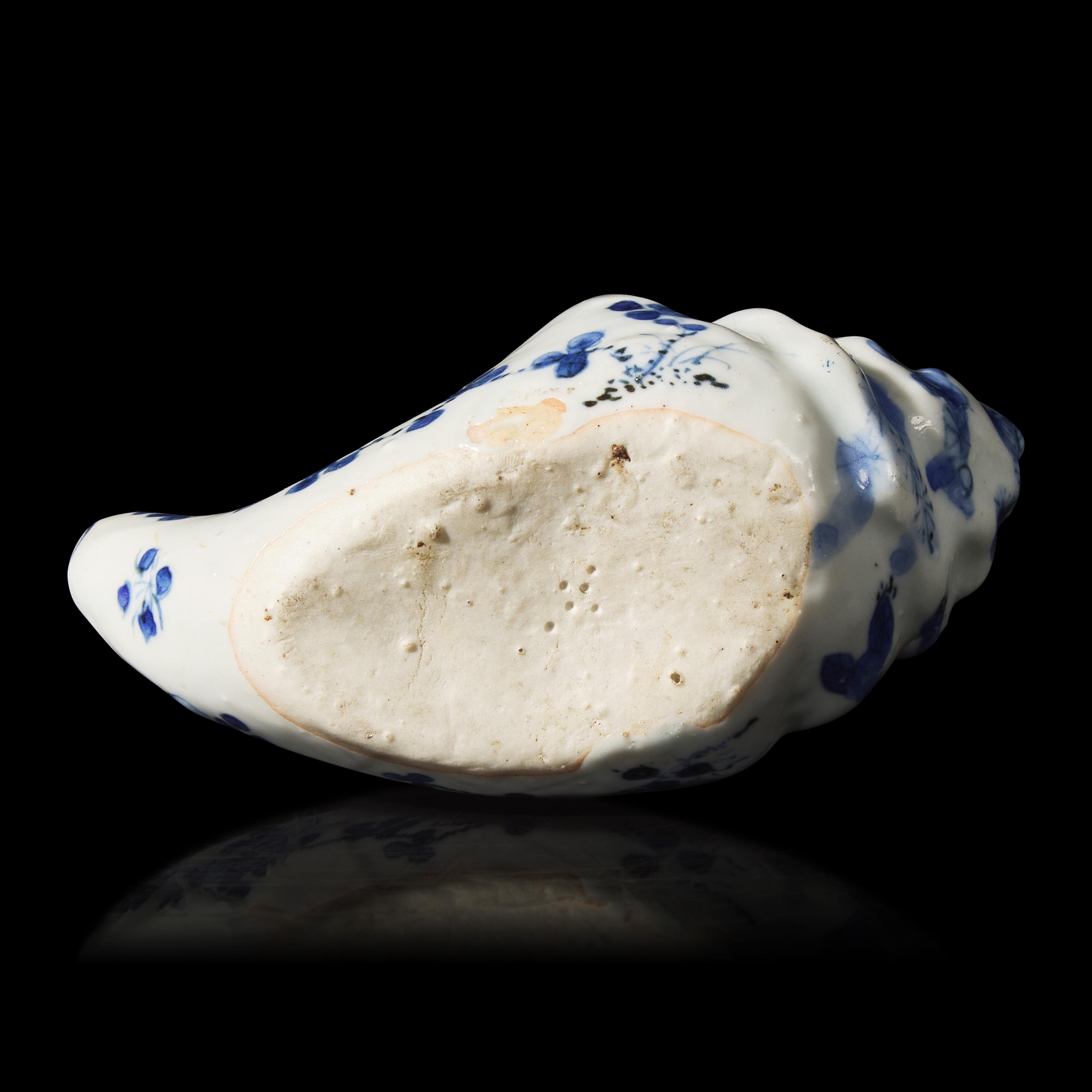 A Chinese Blue and White Porcelain Conch-Shaped Water dropper, Wanli Period 明萬曆 青花海螺式硯滴