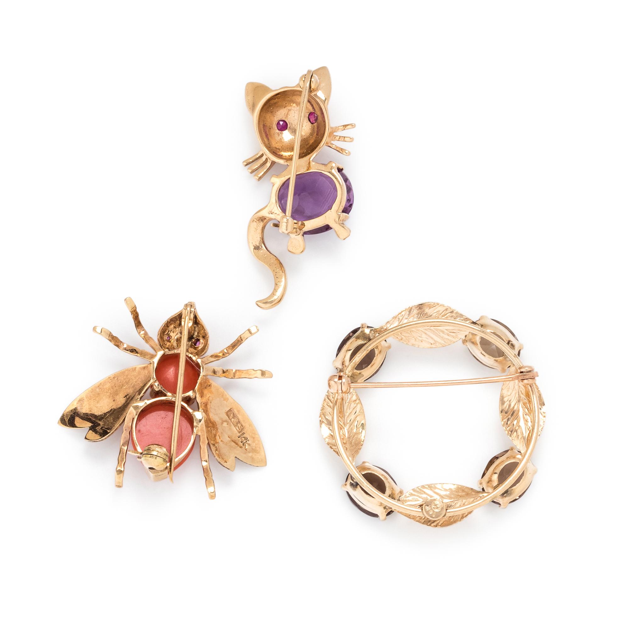 COLLECTION OF YELLOW GOLD AND GEMSTONE BROOCHES