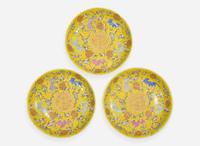 A group of three Chinese yellow-ground dishes, Guangxu marks and probably of the period 五蝙黃地盤一組三件 光緒款 或清光緒