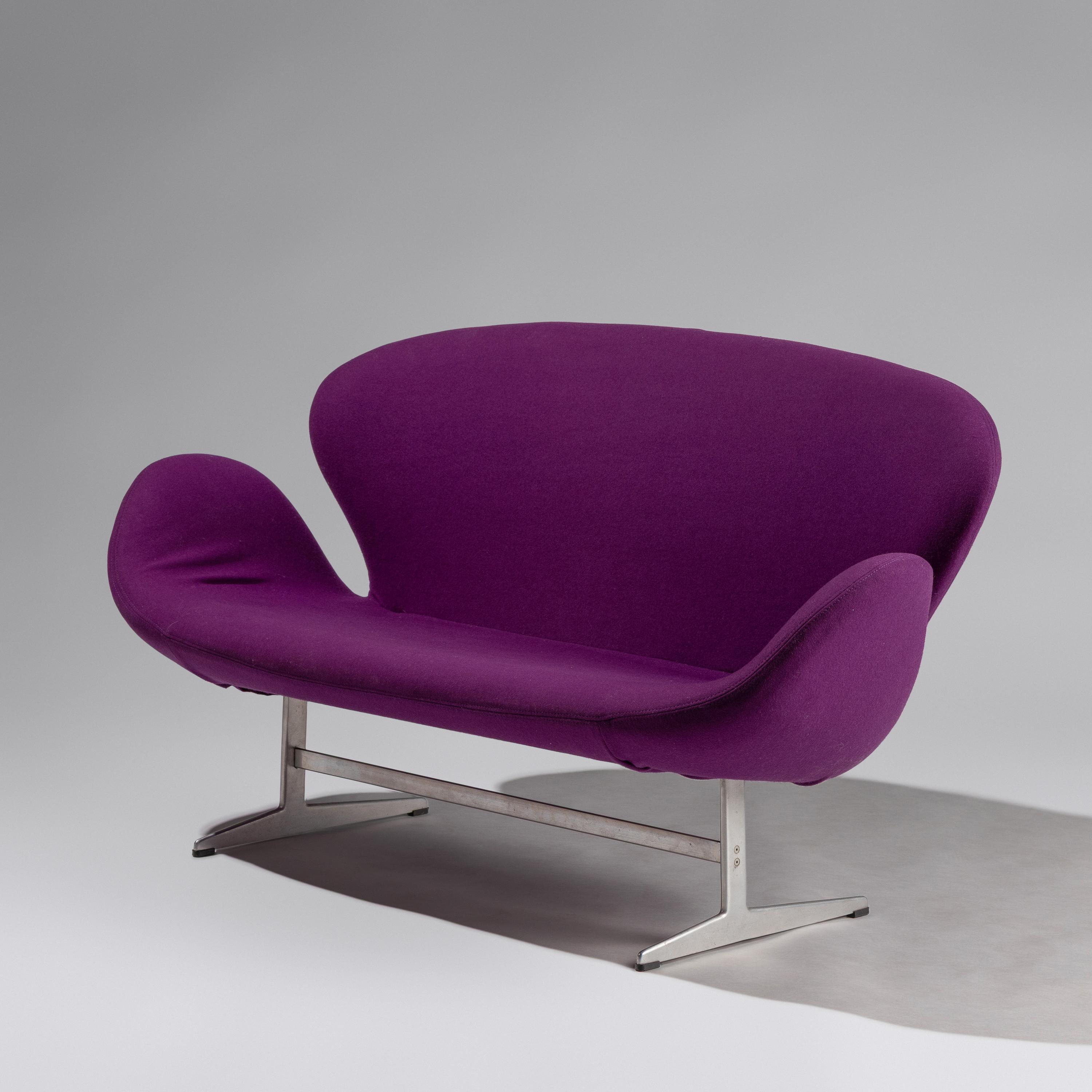 Swan settee, model 3321 for Fritz Hansen