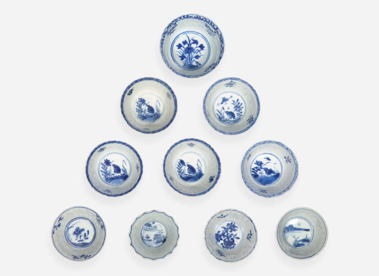 A group of nineteen assorted blue and white tea bowls and saucers, Kangxi period 青花瓷一組十九件 清 康熙