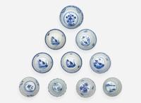 A group of nineteen assorted blue and white tea bowls and saucers, Kangxi period 青花瓷一組十九件 清 康熙