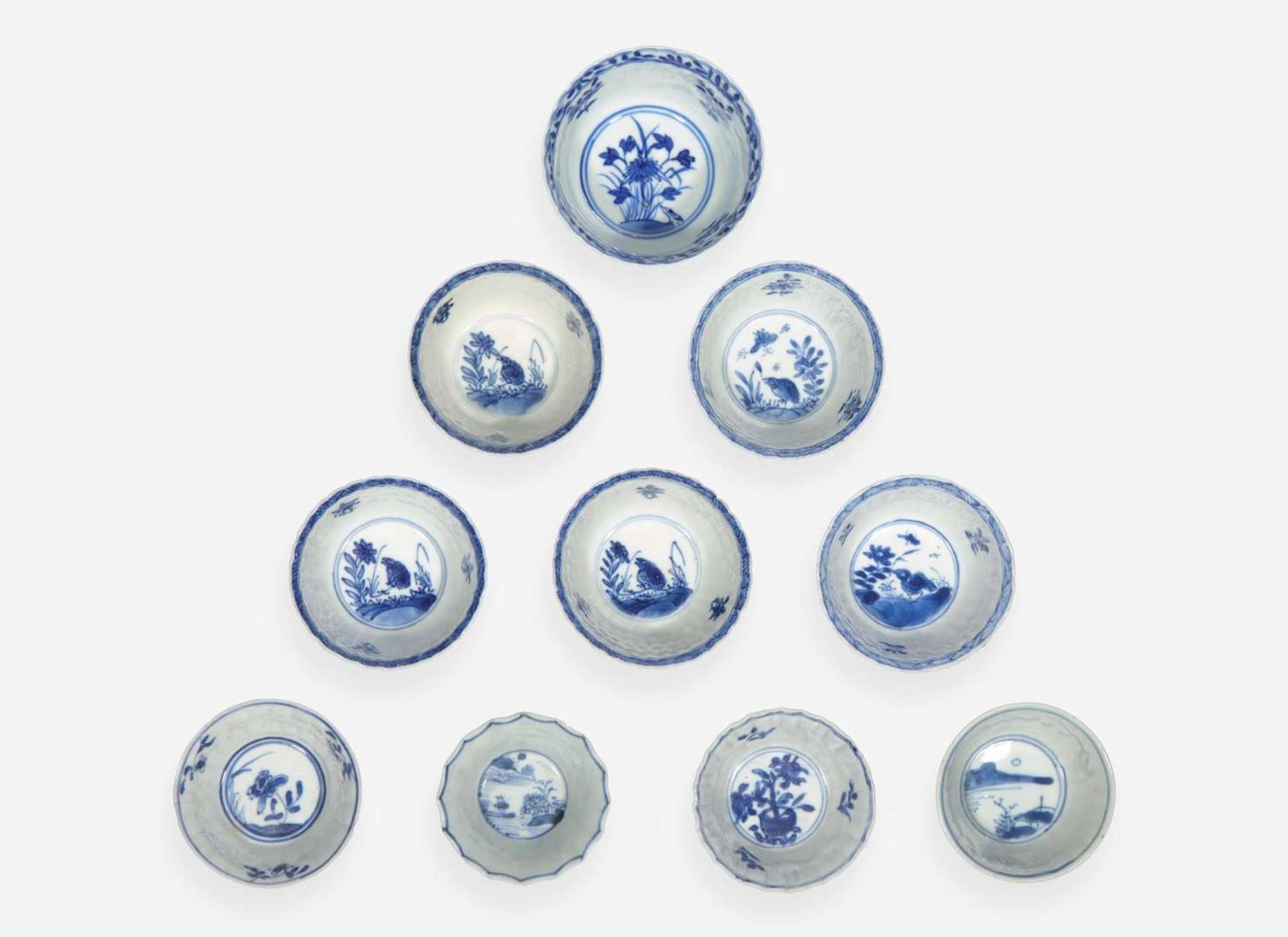 A group of nineteen assorted blue and white tea bowls and saucers, Kangxi period 青花瓷一組十九件 清 康熙
