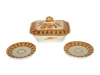 A Chinese Export Fitzhugh Covered Vegetable Dish and Two Side Plates