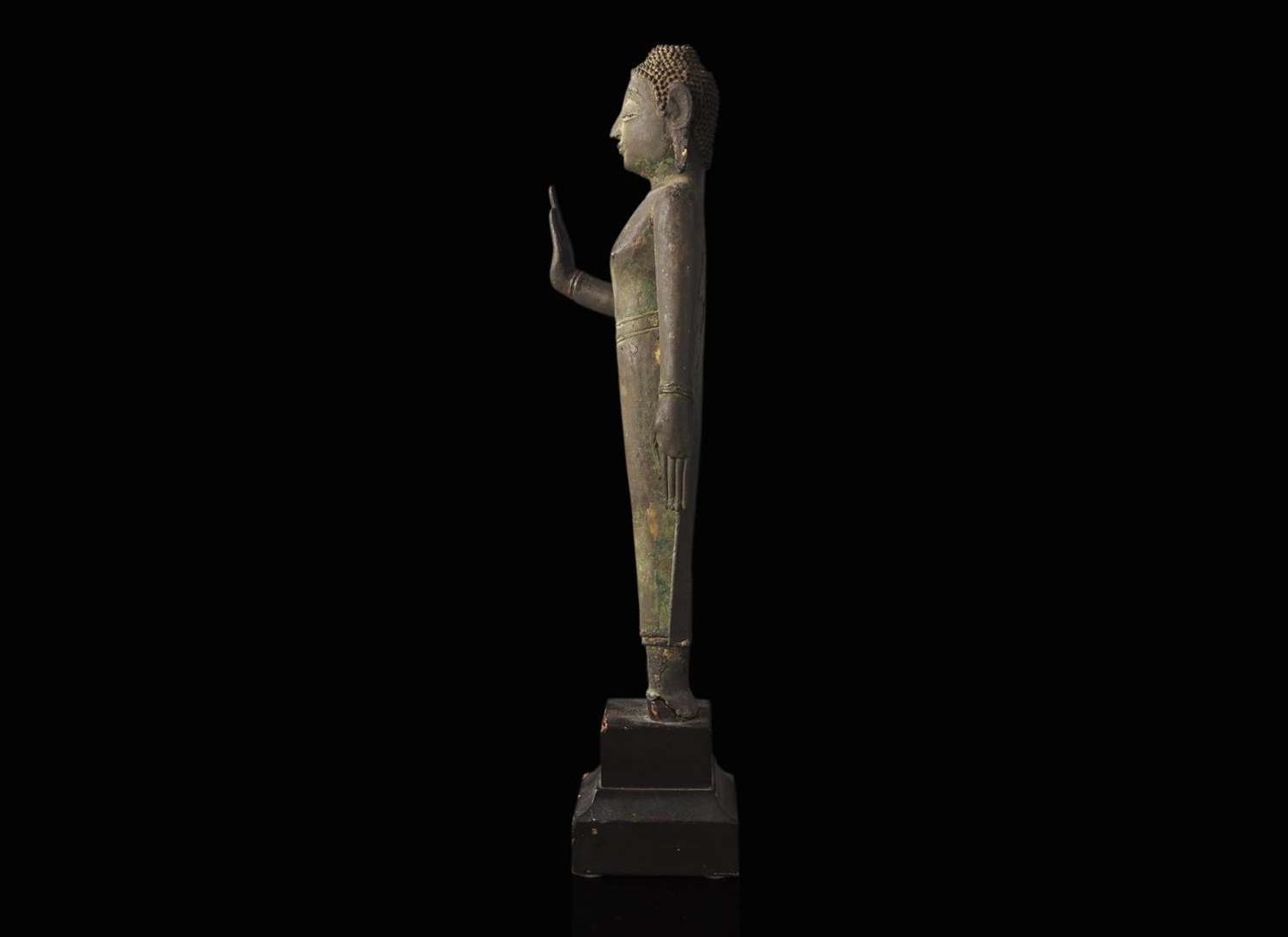 A Thai Lan Na style bronze figure of a standing Buddha, 18th century or earlier 泰國蘭納風格立佛 十八世紀或更早