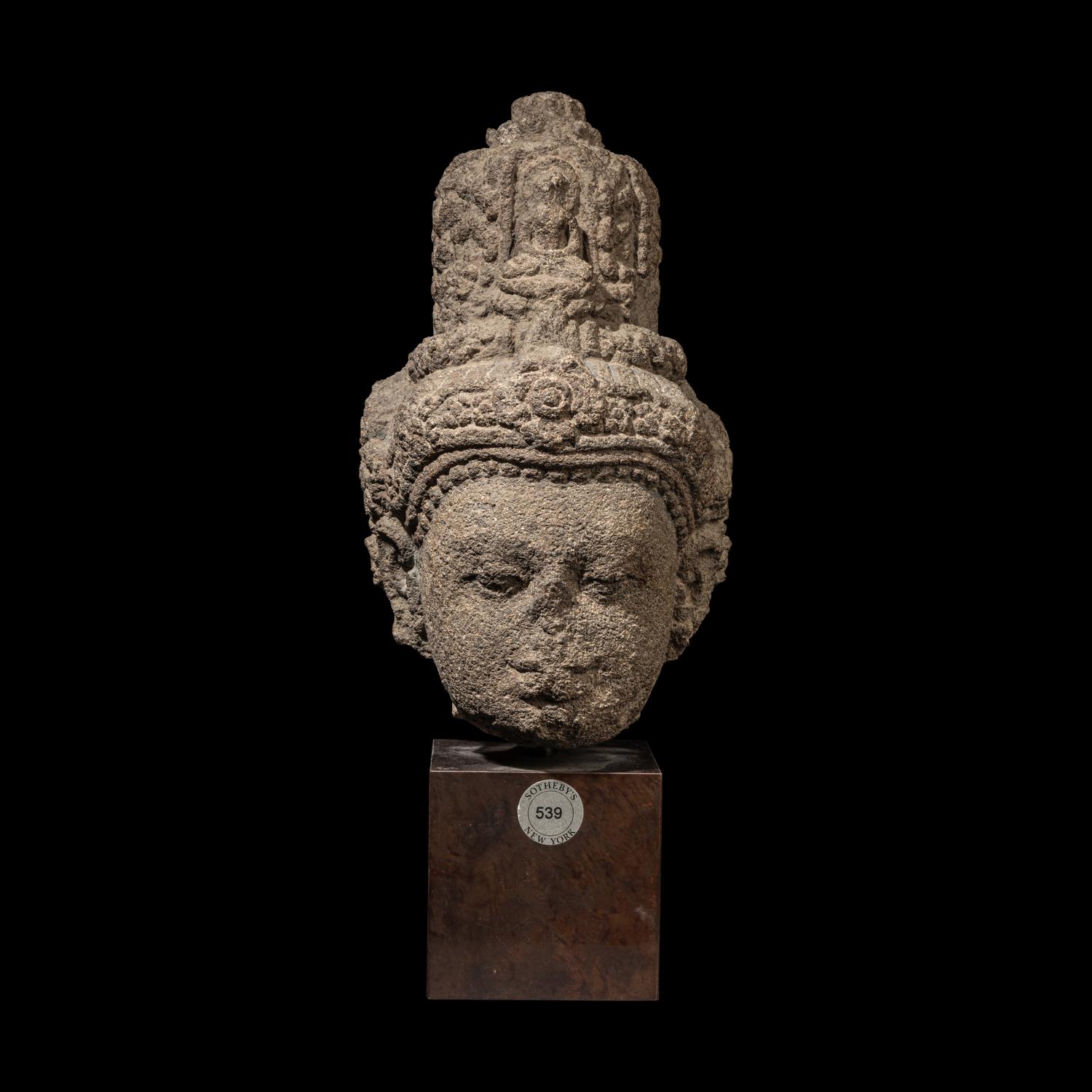 A Small Javanese Volcanic Head of Bodhisattva, 10th Century 十世紀 爪窪石雕菩薩頭像