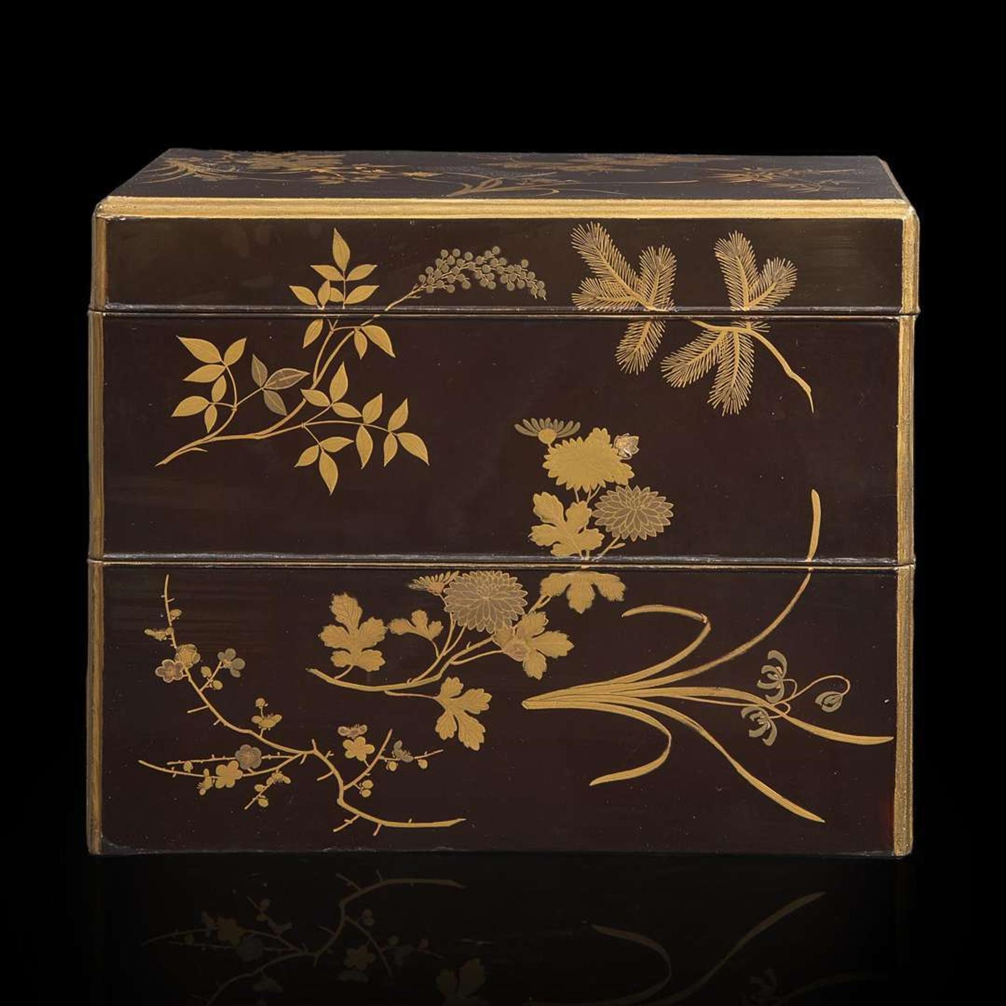 A two-tier Japanese lacquer “incense game” box with accoutrements 日本双层漆盒 Edo period, 18th-19th century ?? ???????