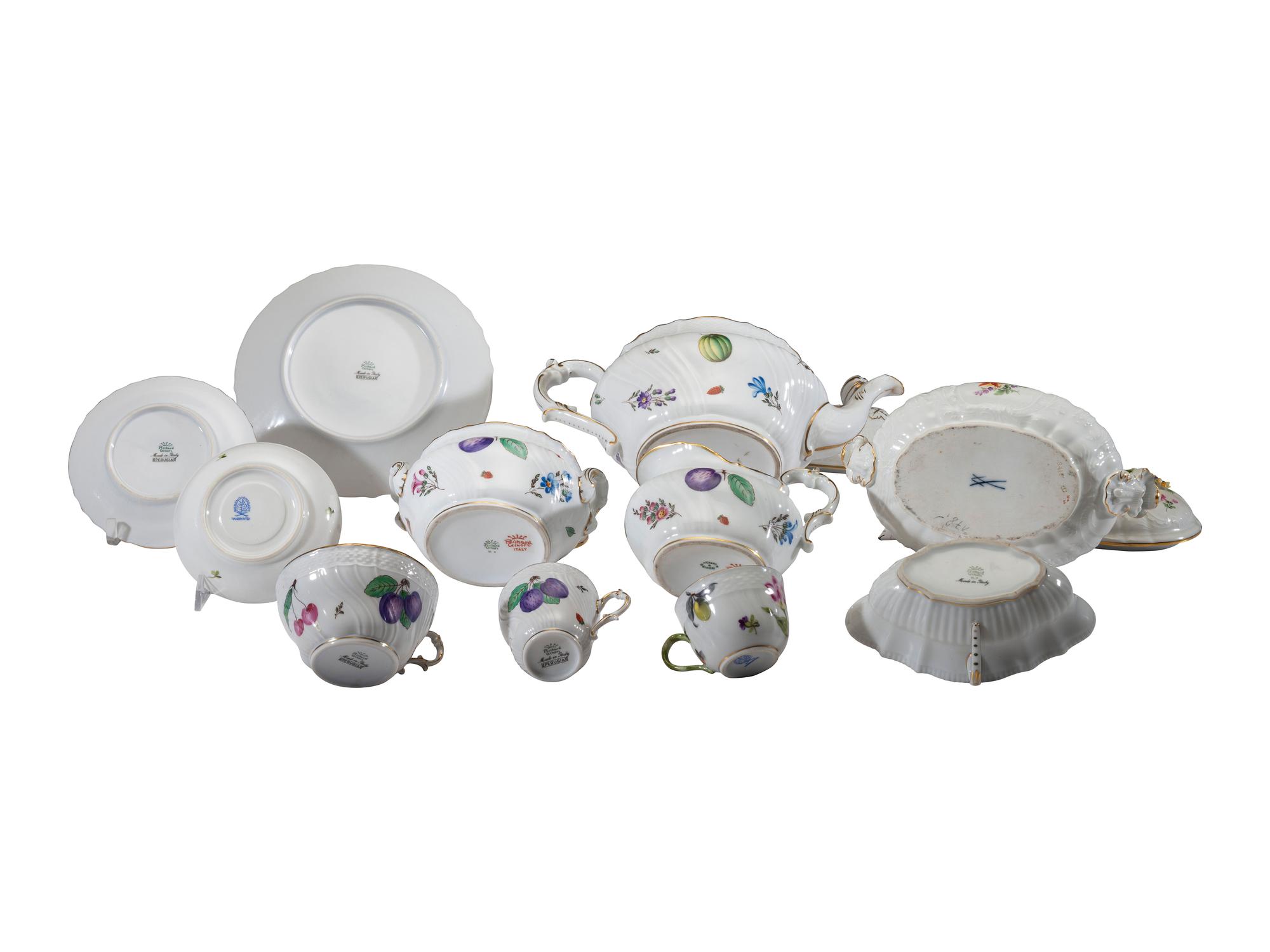 A Richard Ginori Parcel Gilt Porcelain Dessert Service