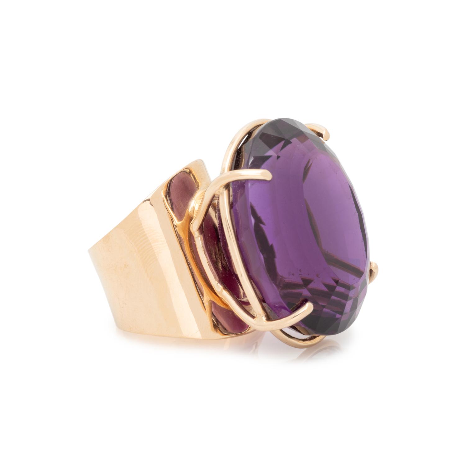 YELLOW GOLD AND AMETHYST RING