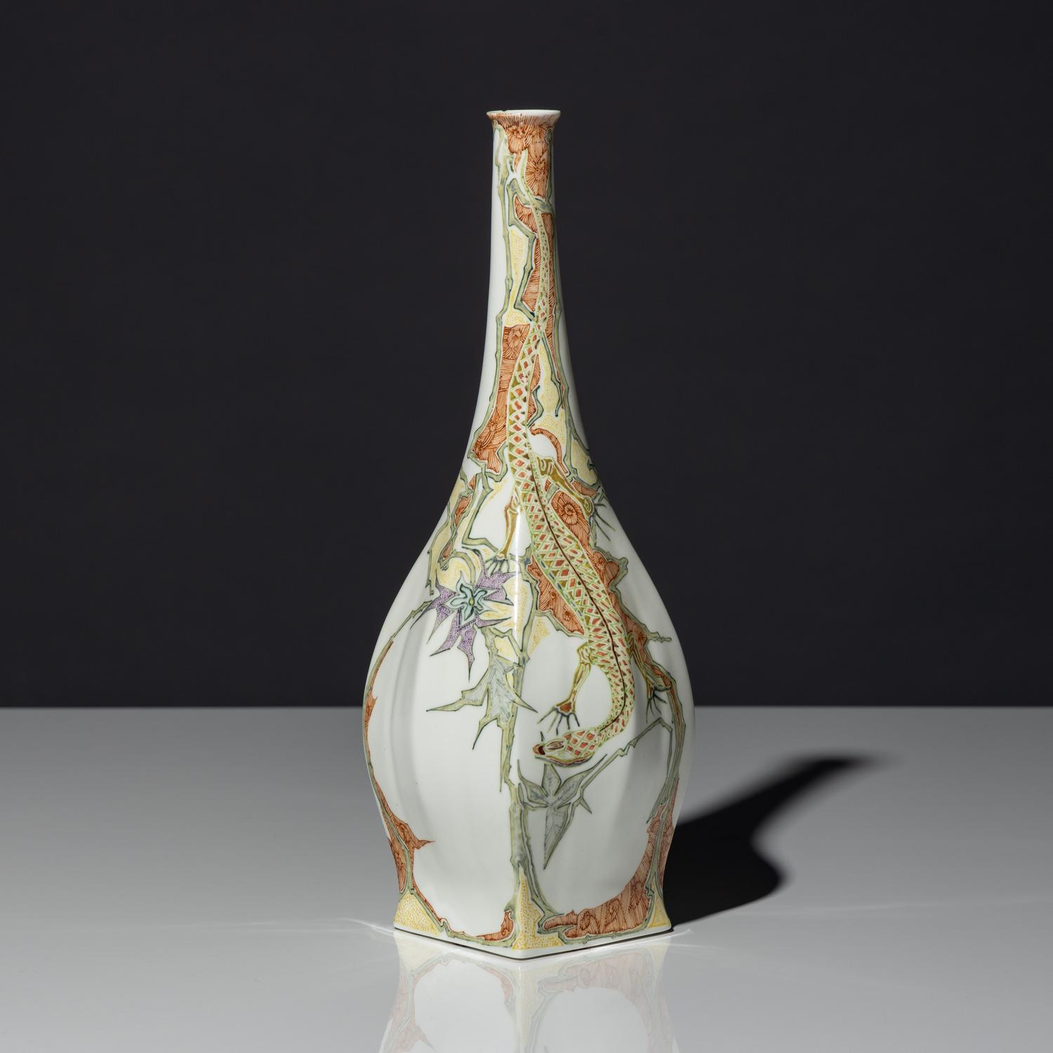Eggshell porcelain vase with polychrome lizard decor, model 89
