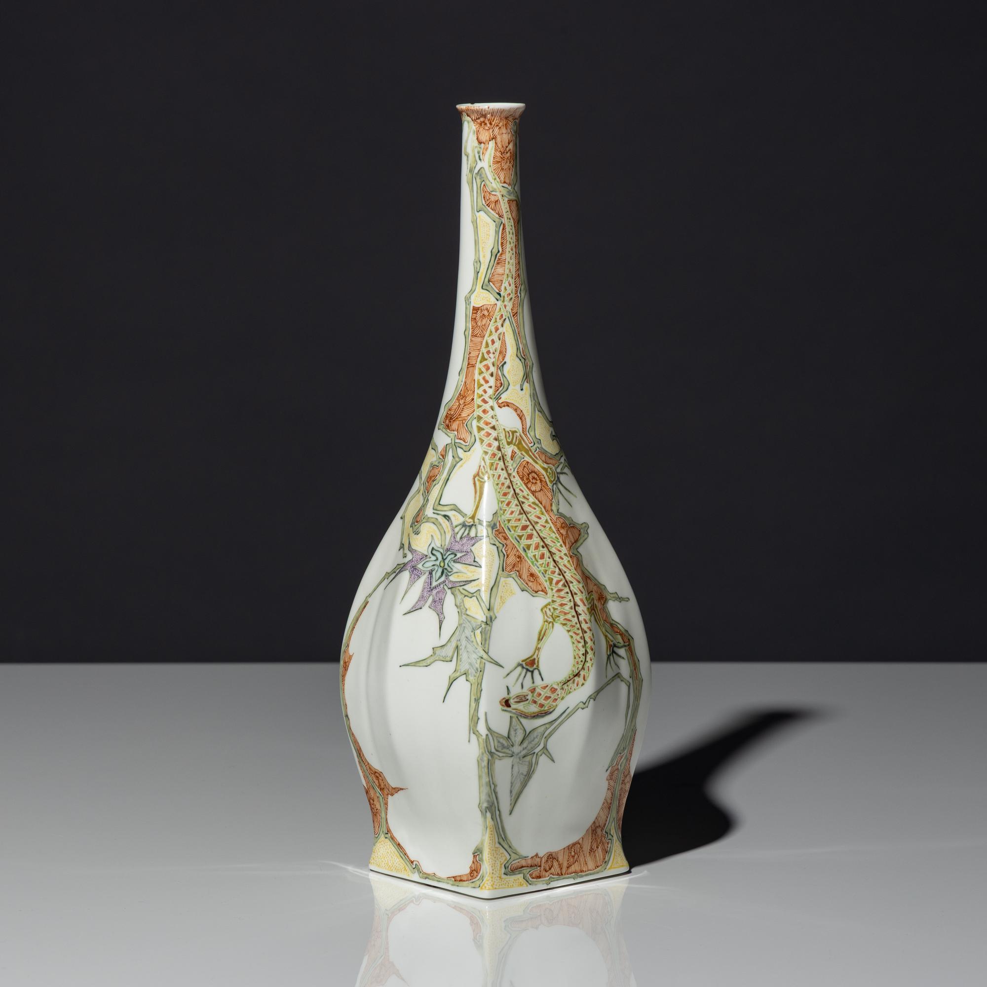 Eggshell porcelain vase with polychrome lizard decor, model 89