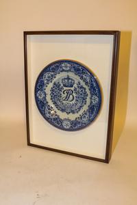 An English Transfer Decorated Charger Diameter 13 3/4 inches. — 20TH CENTURY