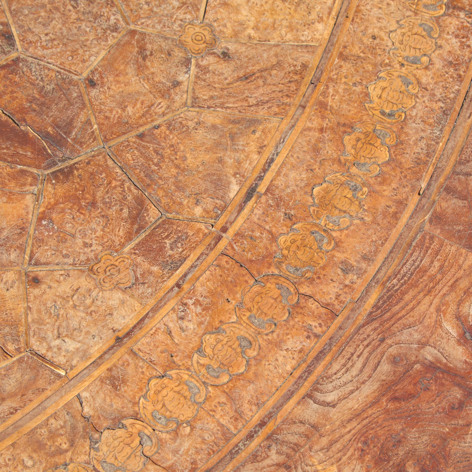 A Large and Unusual Chinese Huamu Parquetry Circular Table — 冰裂紋拼木云蝠紋圓桌