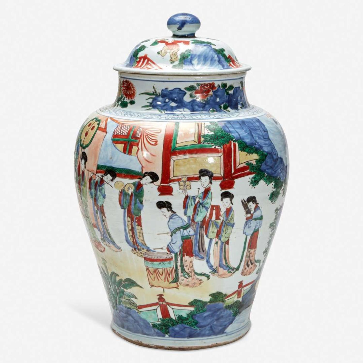 A large Chinese wucai-decorated porcelain jar and cover 五彩带盖大罐 17th century ????