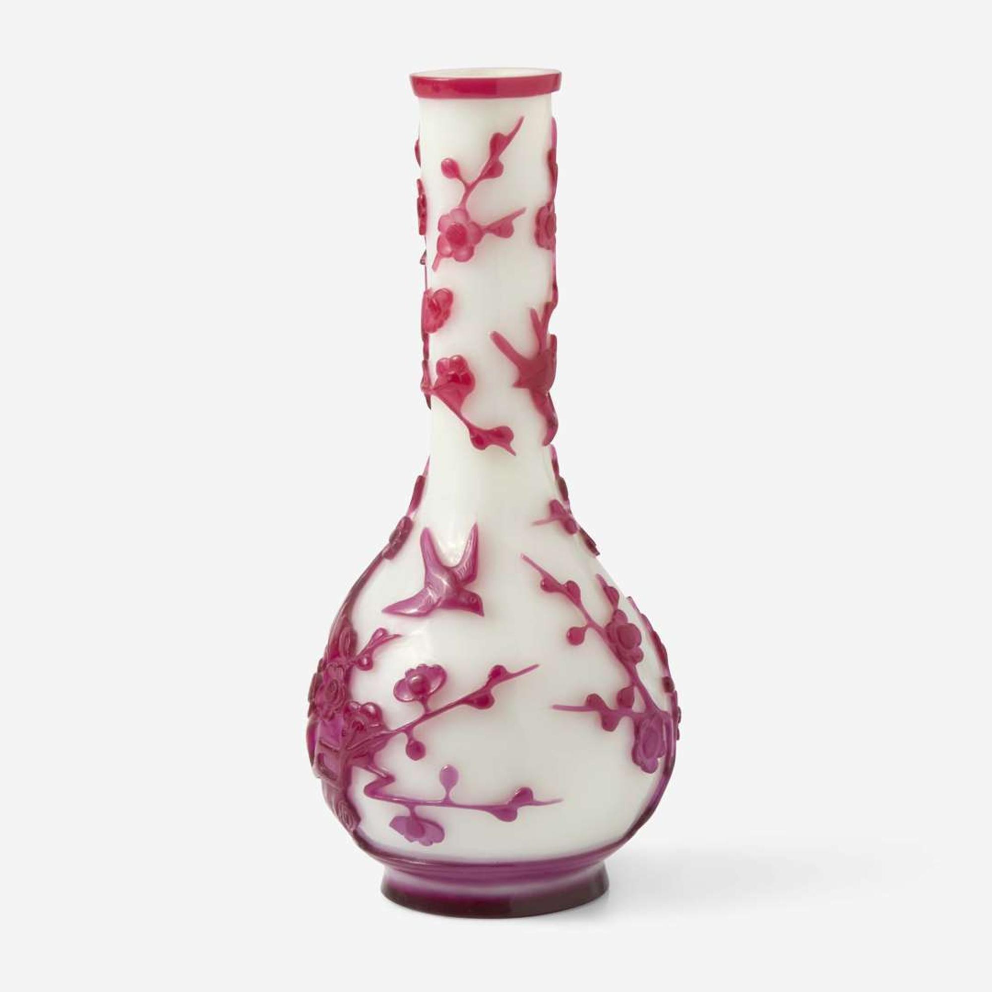 A Chinese red and white overlay glass bottle vase 白地套紅琉璃淨瓶 Qing dynasty, 19th century ? ????