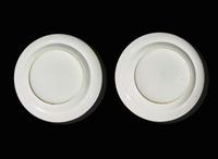 A pair of Chinese famille rose "Wushuangpu" plates, 19th century 無雙譜盤一對 十九世紀