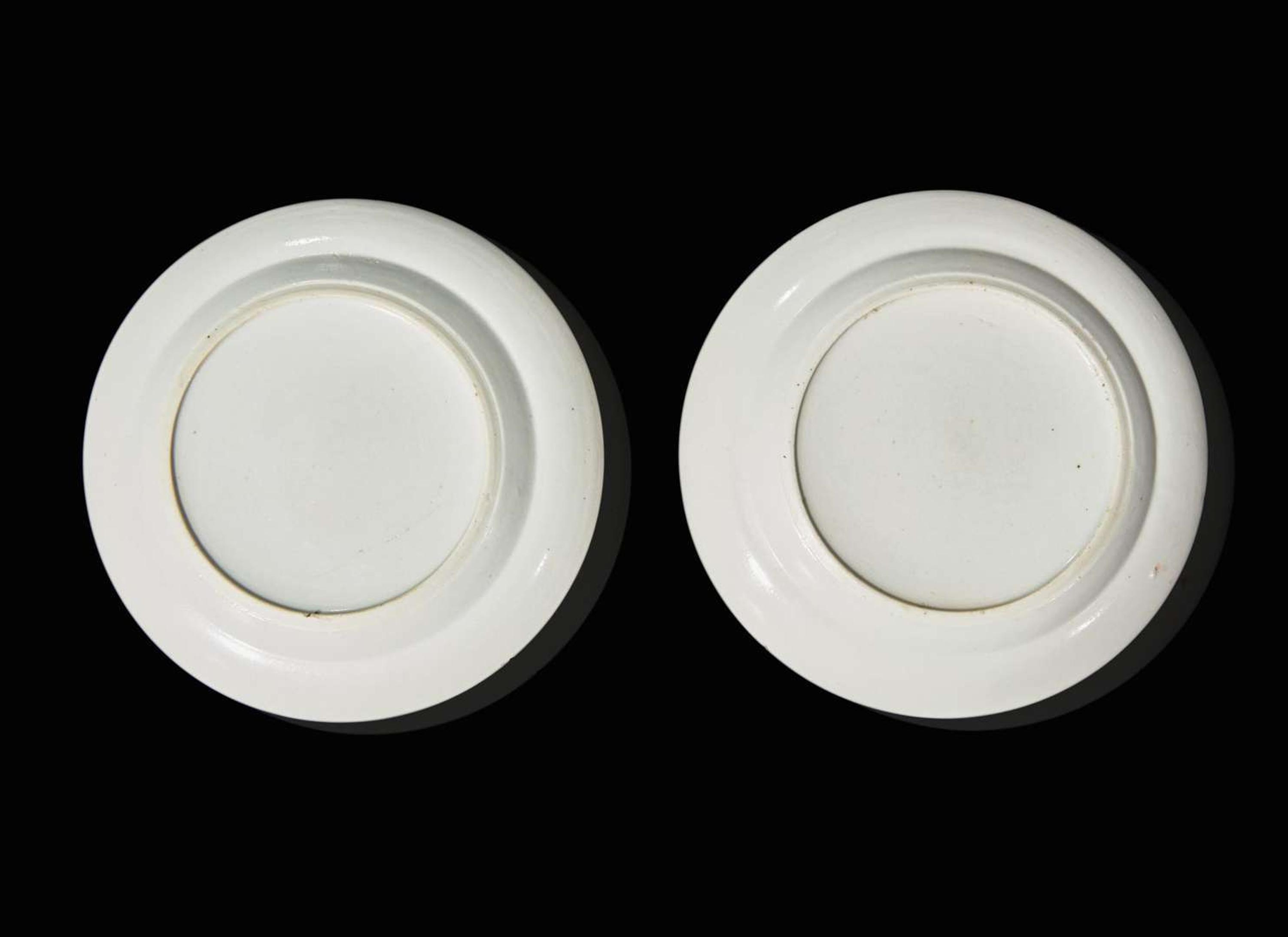 A pair of Chinese famille rose "Wushuangpu" plates, 19th century 無雙譜盤一對 十九世紀