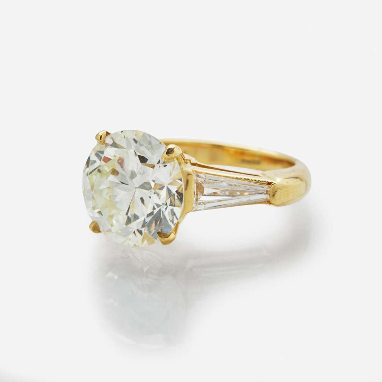 A Ladies Diamond and 18K Yellow Gold Ring 5.85 Carat Round Brilliant Diamond, GIA Certified