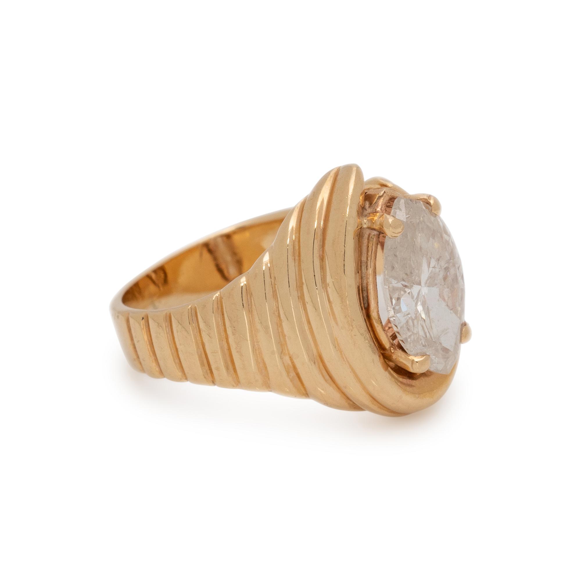 YELLOW GOLD AND DIAMOND RING