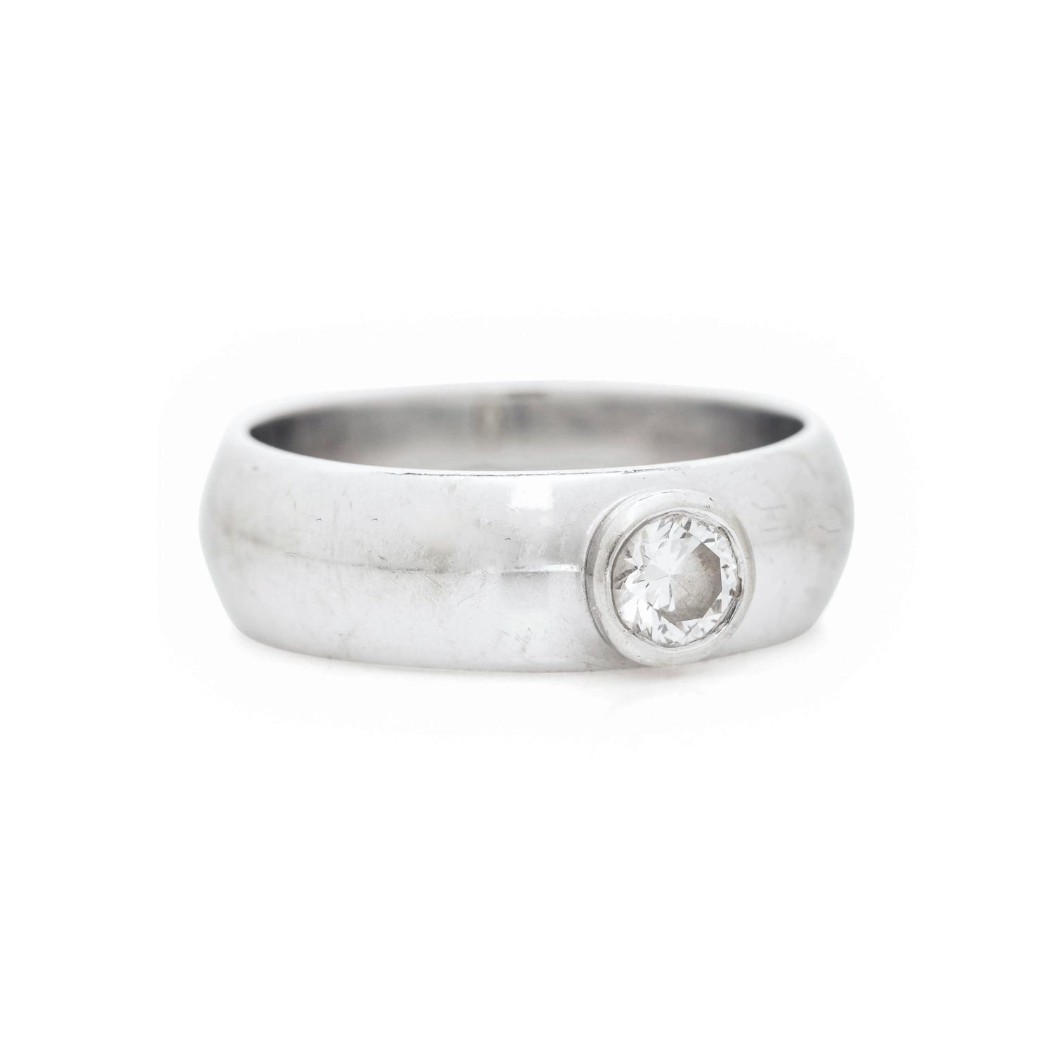 WHITE GOLD AND DIAMOND RING