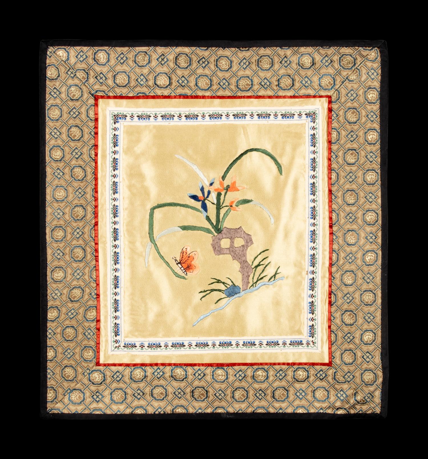 A Collection of 33 Chinese Embroidered Silk Panels 近代 綉片33幅