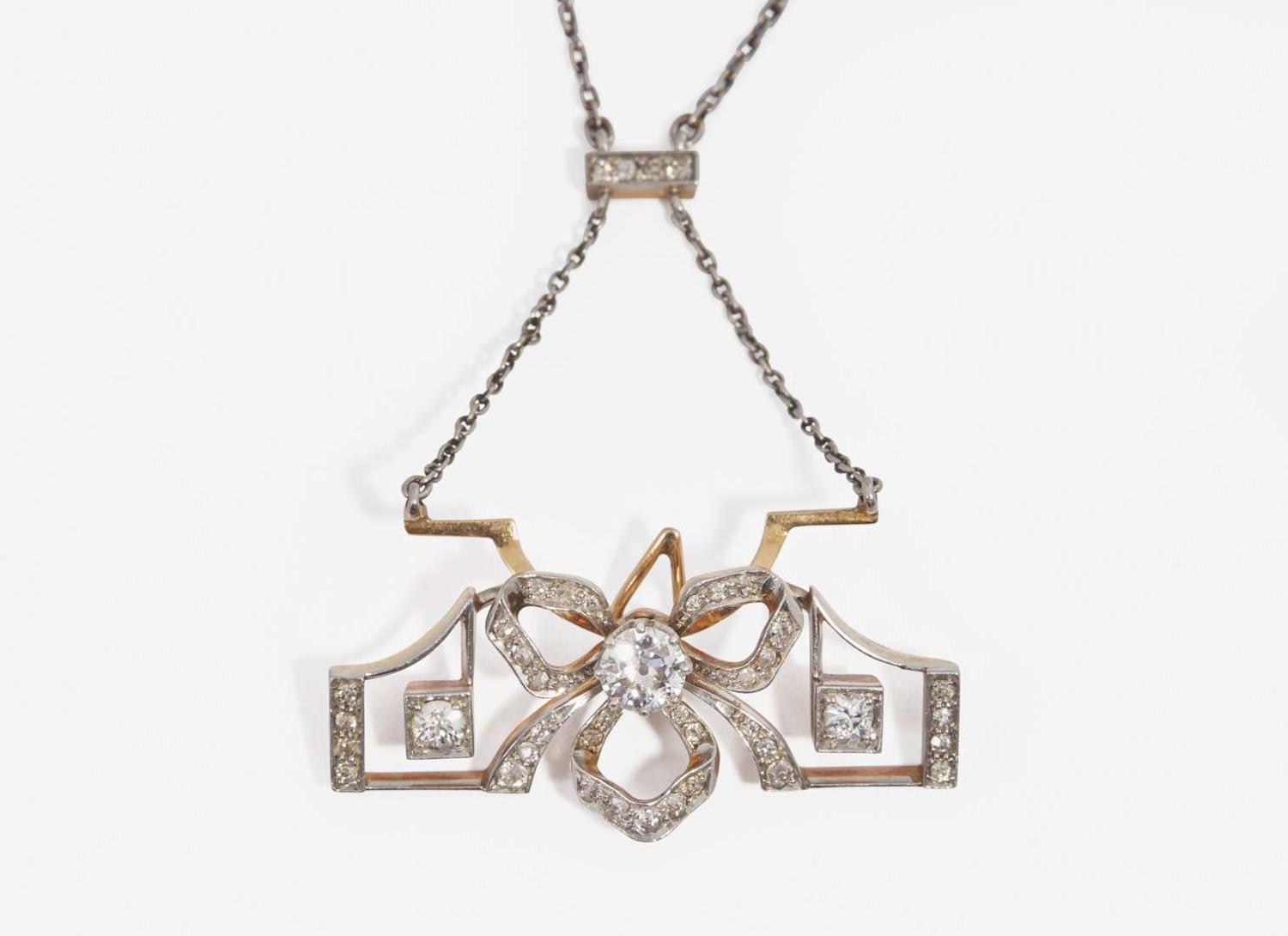 An Art Deco Necklace with a Detachable Pin