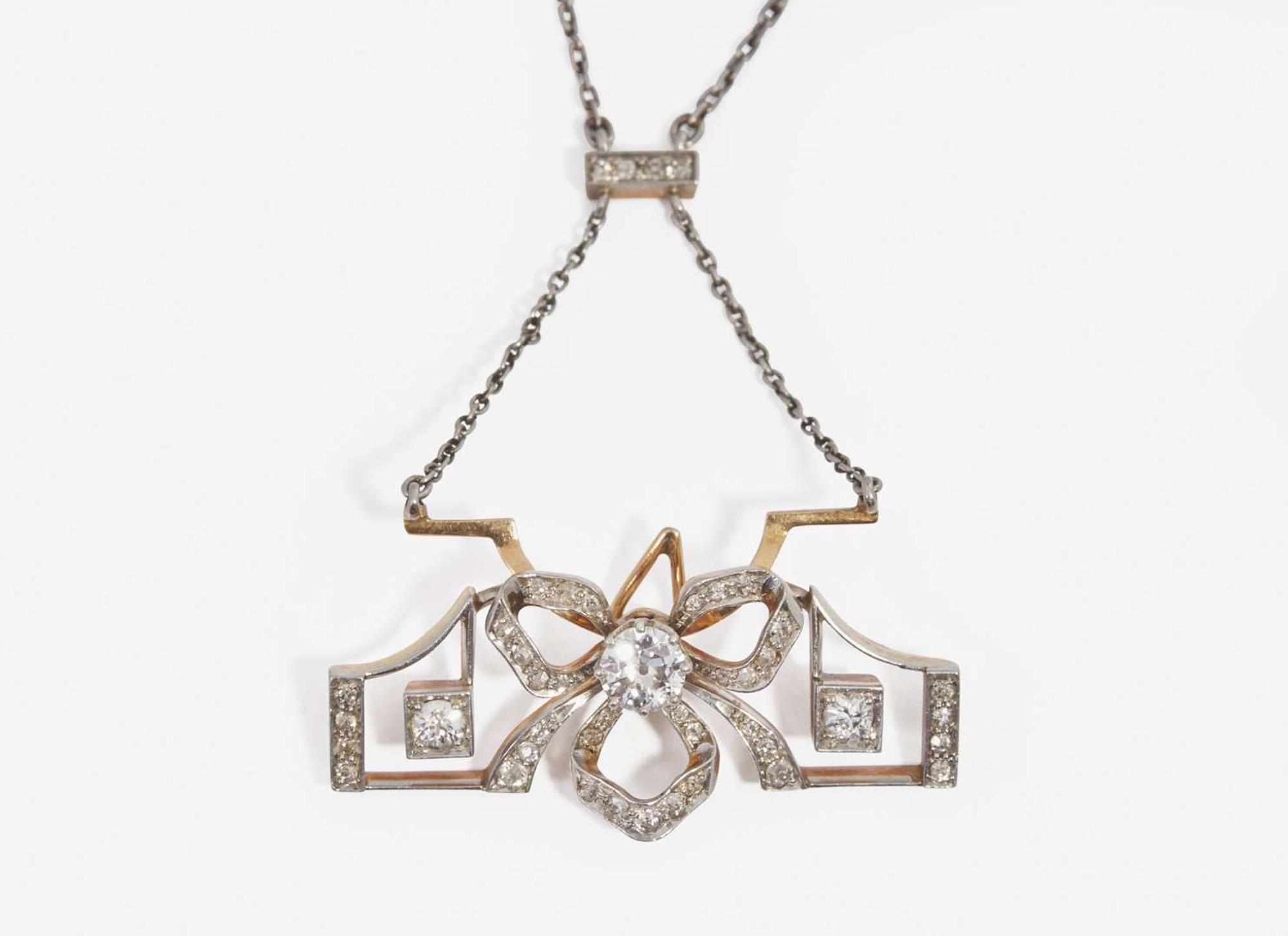 An Art Deco Necklace with a Detachable Pin
