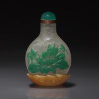 A Chinese Three-Color Overlay Snuff Bottle, Qing Dynasty, Daoguang Period, Circa 1821-1850 — 1821-1850年 雪霏地套三色料瑞鶴草蟲圖鼻煙壺
