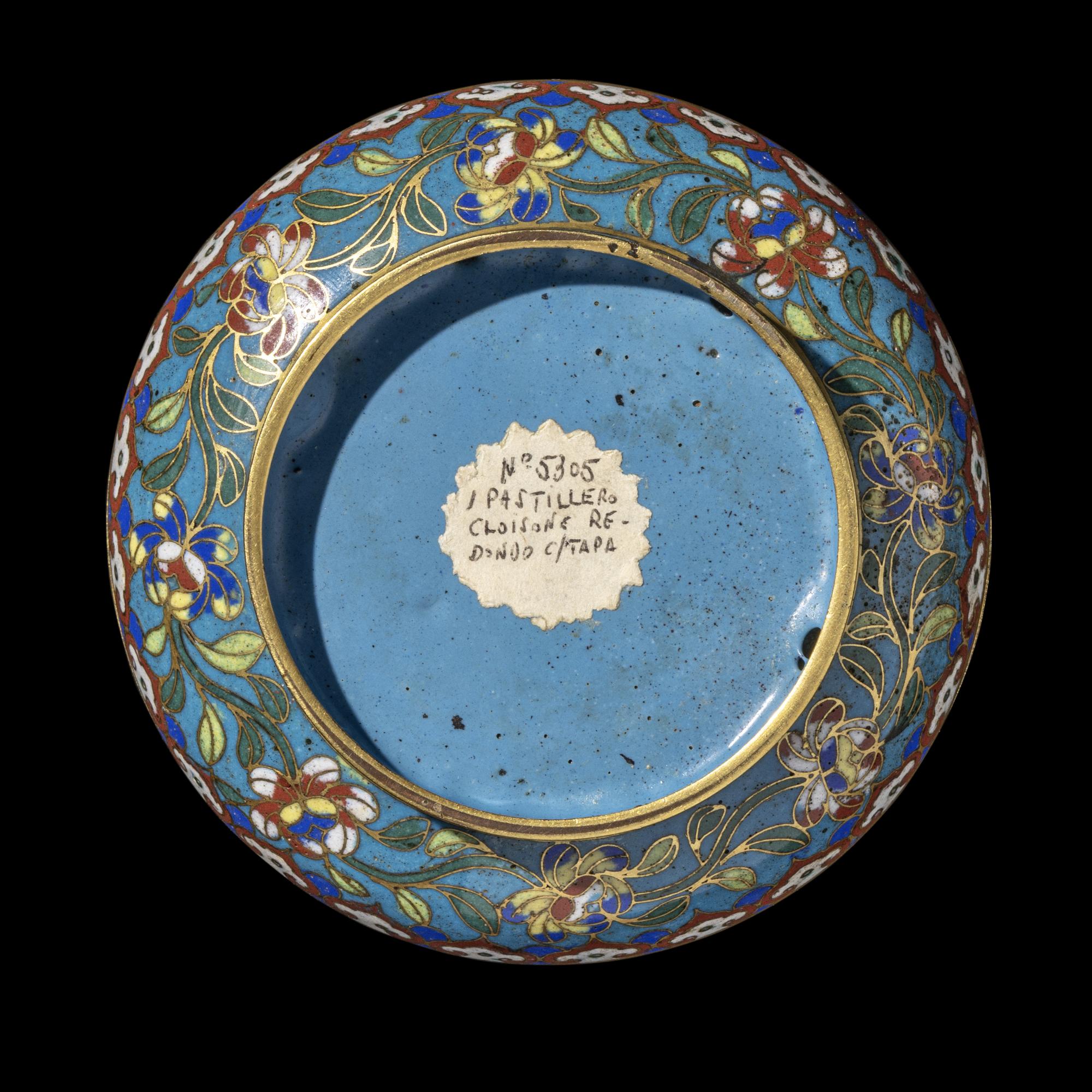A Chinese Cloisonn é Enamel Covered Box