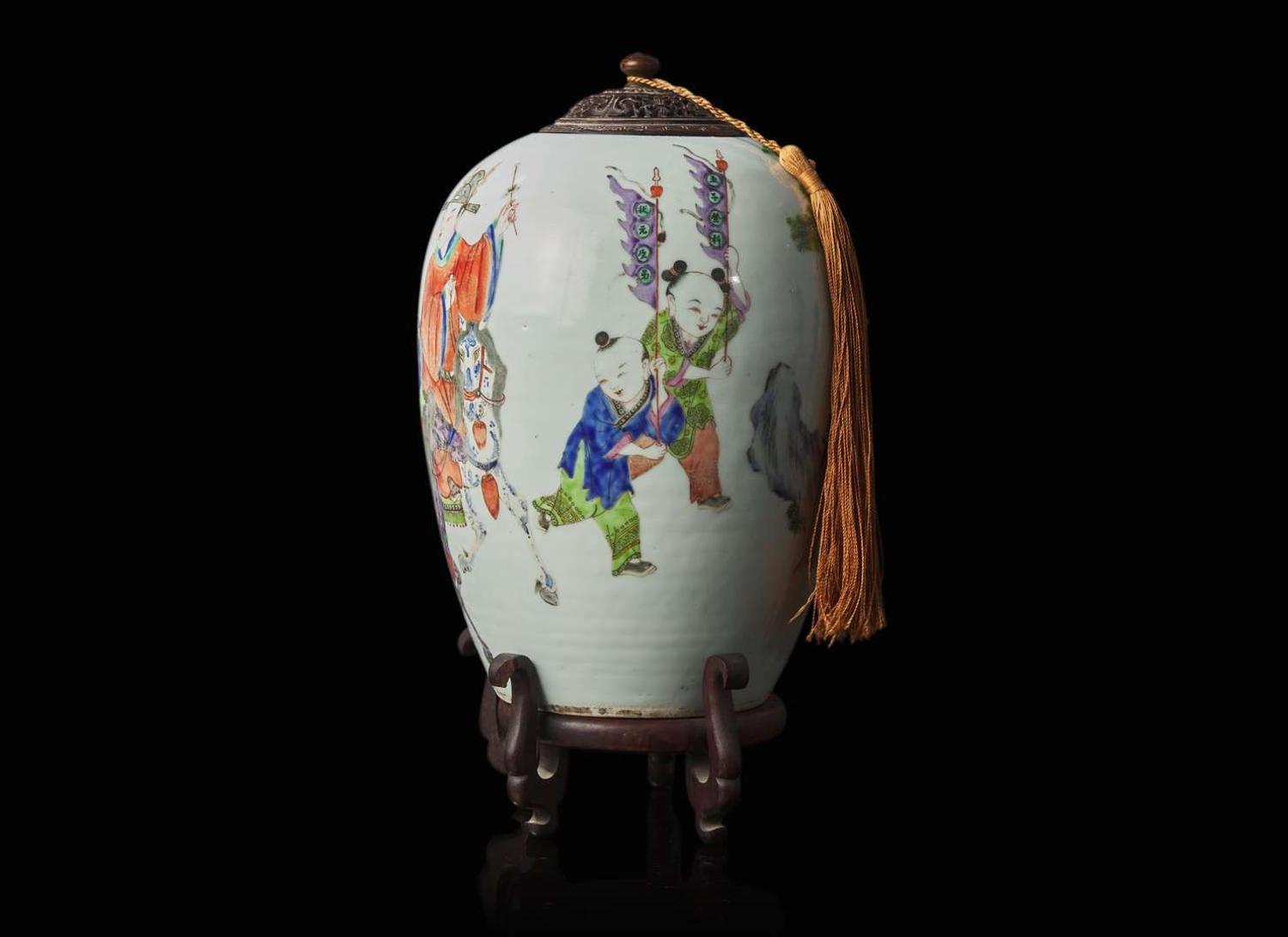 A Chinese famile rose ovoid vase, Late 19th / early 20th century 粉彩人物蓋罐帶底座 十九世紀末至二十世紀初