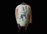 A Chinese famile rose ovoid vase, Late 19th / early 20th century 粉彩人物蓋罐帶底座 十九世紀末至二十世紀初